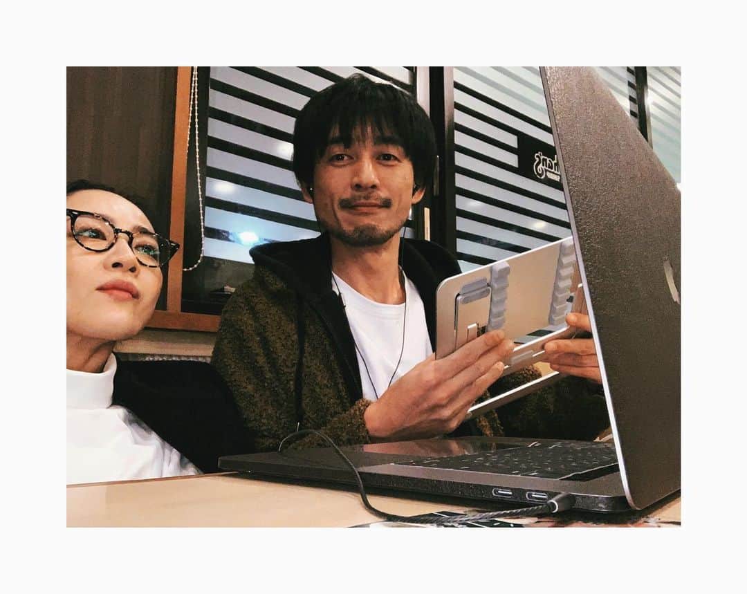 のインスタグラム：「深夜のファミレス、ドリンクバー頼んで延々編集作業とか東京ぽい。  #ファミレス#東京サタデーナイト#編集#ヤイヤイ言うだけの係#田中D#おつかれさま#寝そう」