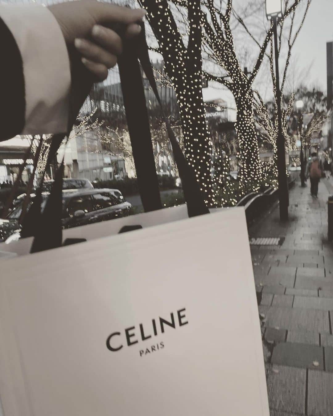 JUNNAのインスタグラム：「You better watch out, you better not cry. You better not pout, I'm telling you why.🎅🎄❤️ ・ 表参道のケヤキ並木。 左手には エディ @celine  この時期は沢山の新作が豊富に揃っているし アクセサリーやお財布等の革小物も充実していて 眺めているだけでも楽しい🤩  新作9つの香りのパフュームコレクションは 一つ一つのストーリーを聞くだけで旅に出たような気分に... #only#celine #celinebag #hedislimane#celinebyhedislimane #セリーヌバッグ #セリーヌ#表参道」