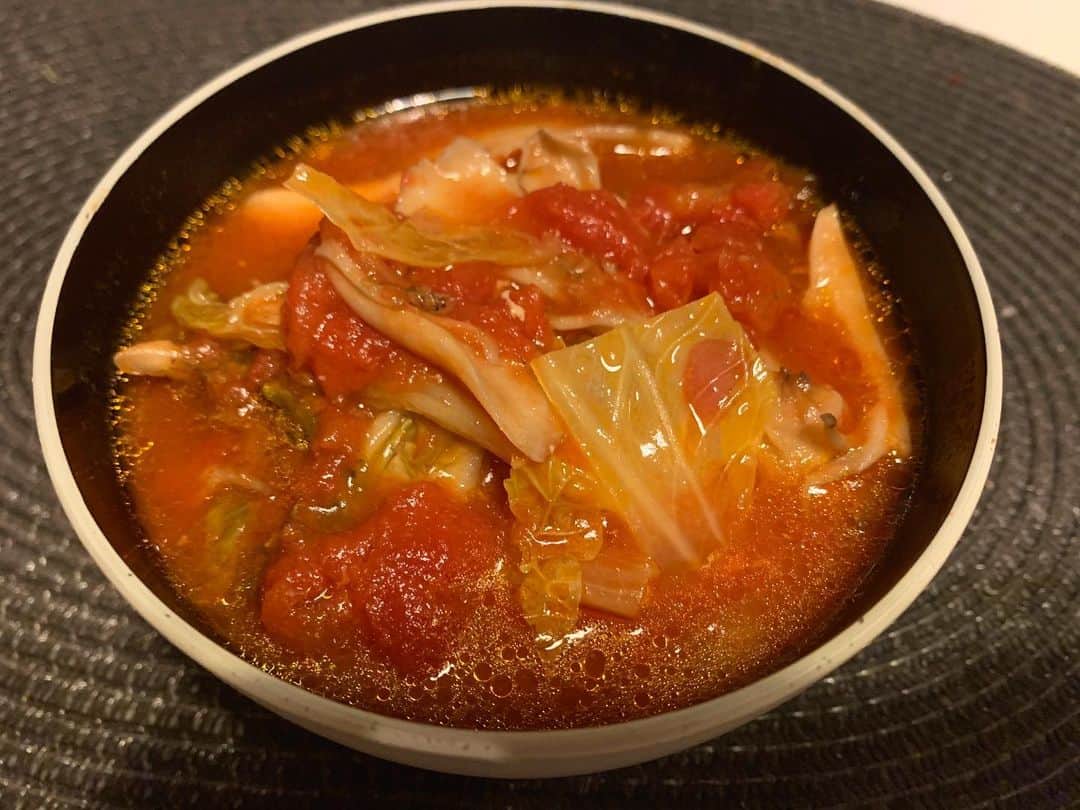 山口乃々華さんのインスタグラム写真 - (山口乃々華Instagram)「見えないけど下のほうに手羽元がいます。冷蔵庫にいた野菜ときのこをいっぱいいれて、無水鍋で煮込みました。 そんなトマト煮から、翌朝はリゾットに変身しました。 トマトっておいしい❄️ #トマト缶#トマト煮込み#ののりキッチン」12月15日 13時49分 - yamaguchi_nonoka_official