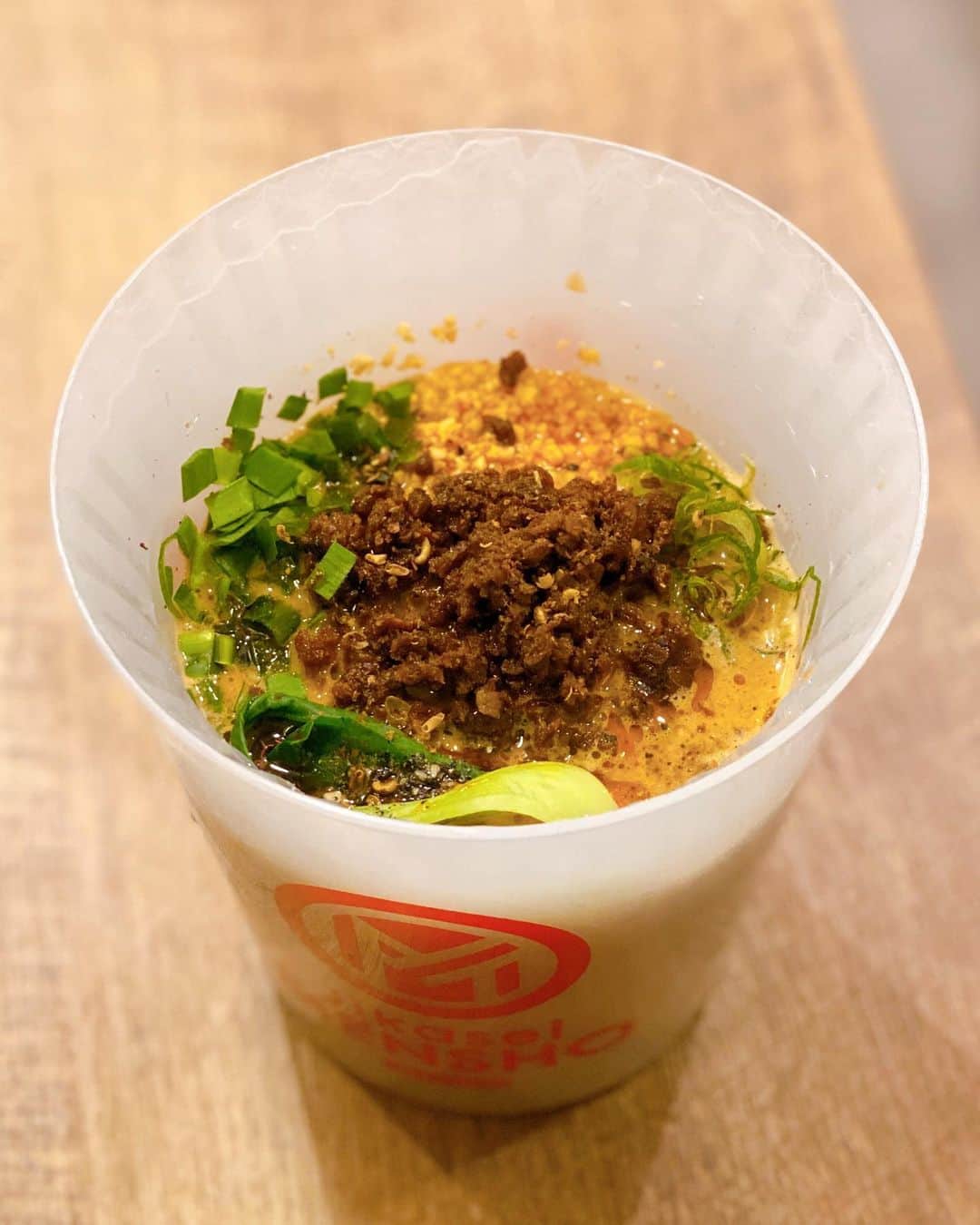 秋山具義さんのインスタグラム写真 - (秋山具義Instagram)「ランチラで、渋谷PARCO"カオスキッチン"『Jikasei MENSHO』で「ヴィーガン坦々麺」。﻿ スープも麺もめっちゃ美味しい！﻿ これでビーガンとか、素晴らしい！﻿ 卓上のタブレットでオーダーして、精算はセルフレジ。﻿ 未来型ラーメン店ですね！﻿ ﻿ #JikaseiMENSHO #カオスキッチン #渋谷PARCO #ビーガンラーメン #グギエット #具義ラーメン2019」12月15日 13時59分 - gugitter
