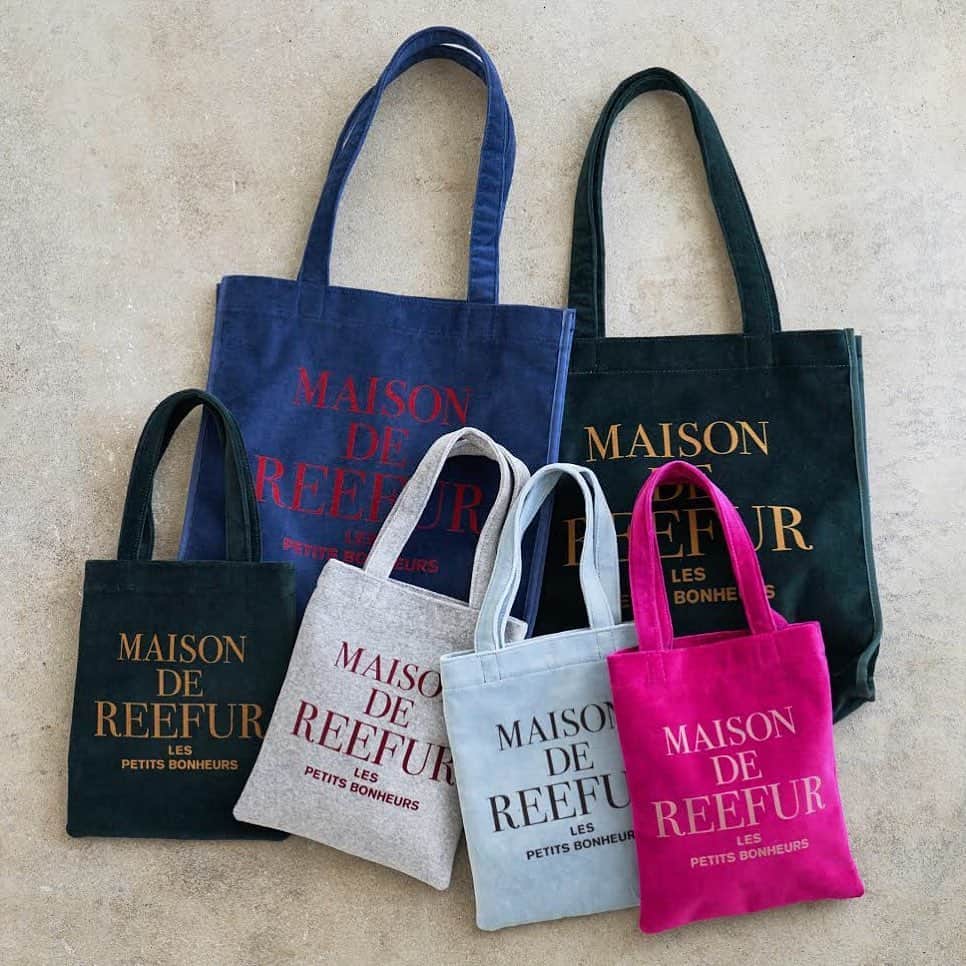 のインスタグラム：「. 【 MERCI SPECIAL PRICE 】 . MERCI=ありがとう、の言葉とともに。 . ■ Tote Bag @maisondereefur  REEFUR定番人気のベロアシリーズ。カラーバリエーションも豊富で大人の女性もデイリーに使いやすいデザイン。サイズはA4サイズが入るタイプと、ワンマイルタイプの2サイズ。 セットで楽しめるポーチも。 . . 【展開店舗】 ルミネエスト新宿店・博多店・台湾POP-UP店・OFFICIAL WEB SHOP・OFFICIAL GLOBAL SHOP・ZOZOTOWN店 . #maisondereefur #reefur #specialprice #sale #winterfashion  #fashion  #goods #bag #pouch #logo #リーファー #メゾンドリーファー #merci」