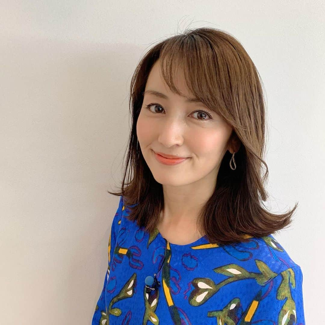 矢田亜希子さんのインスタグラム写真 - (矢田亜希子Instagram)「【オンエア】 2019年12月16日(月)19：00〜21：00 TBS『有田哲平と高嶋ちさ子の人生イロイロ超会議SP』 ゲストで登場してくださった鈴木香里武さんから本をいただきました！面白い！ありがとうございました☆ #人生イロイロ超会議 #お魚王子#鈴木香里武 さん 衣装は#kashikeybrowndiamond  ヘアメイクは#横山雷志郎  さん」12月15日 14時08分 - akiko_yada