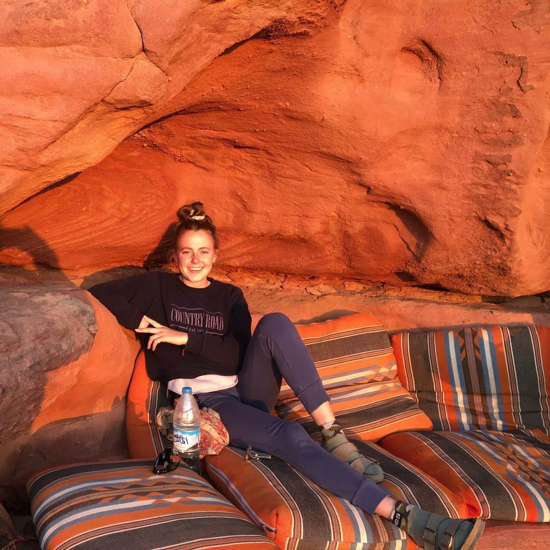 Anna Grimaldiのインスタグラム：「Golden hour in the Wadi Rum desert 🏜  Awesome end to an awesome holiday 💛」