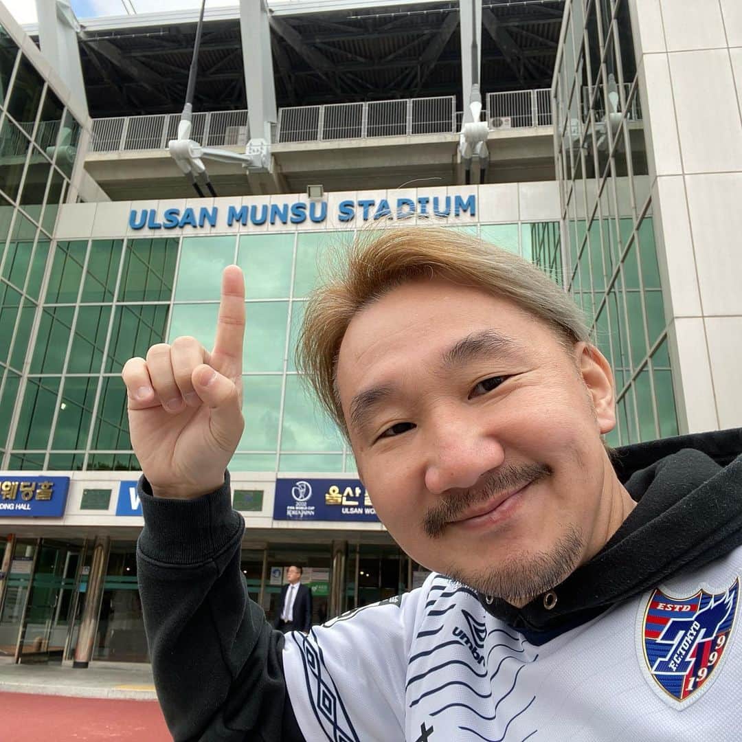 植田朝日のインスタグラム：「🔵🔴﻿ ﻿ プレーオフを突破した場合、2/11ACL初戦となる蔚山現代とのアウェーゲームの会場へ行って来たぜ‼️﻿ ﻿ 只今、芝の張り替えをしてるワールドカップスタジアムと張り替え中使ってた蔚山スタジアムの両方とも潜入に成功。﻿ ﻿ 潜入のカギはどっちも結婚式でした⁉️笑﻿ ﻿ 今度、動画アップします。﻿ ﻿ #tokyo12 #朝日旅 #韓国遠征 #蔚山潜入 #ACL視察」