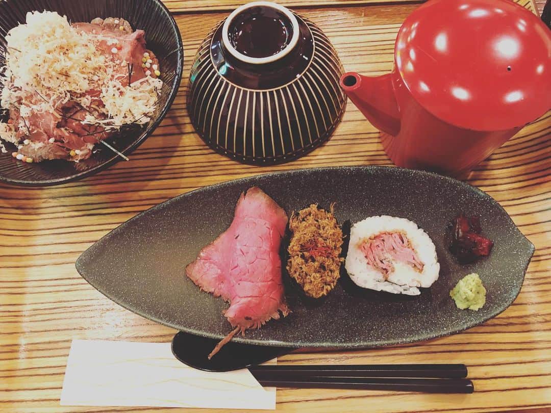 益田麻衣のインスタグラム：「セブンルールで見てから、ずっと気になってた佰食屋。  一日百食限定のお店。  お寿司の方に行ってきました！  肉寿司に、肉茶漬け。 お肉づくしで美味しかった♡  #佰食屋 #佰食屋肉寿司専科 #京都 #河原町 #ランチ #お肉 #お肉ランチ #お寿司 #肉寿司 #肉茶漬け #セブンルール」