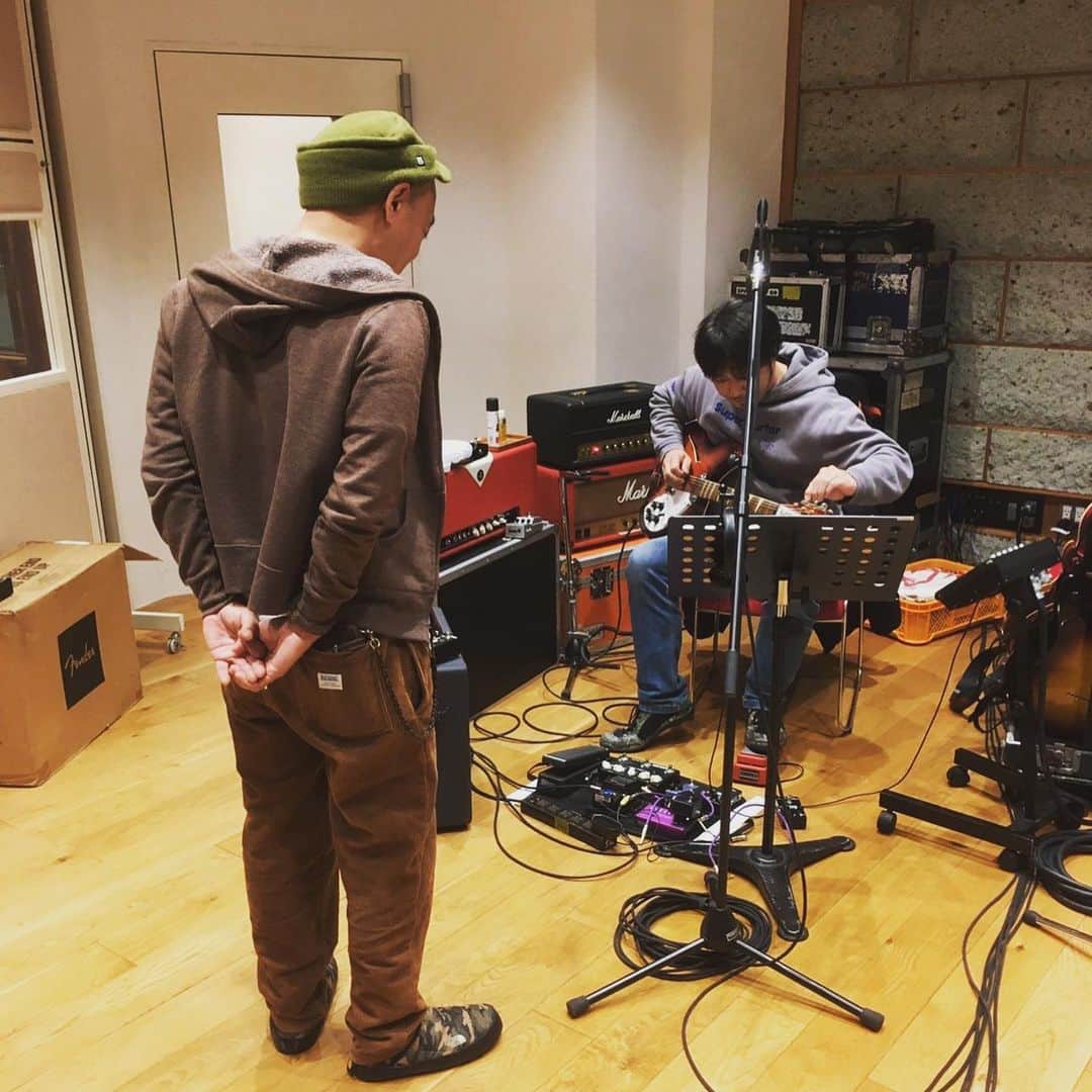 のインスタグラム：「SGG Rec day20﻿ 昨日は録り順 M3(俺曲)のシンセeditの続きから始まり、M5にマラカスとタンバリンをダビング。﻿ M7のギターを更に突き詰め作業へと。﻿ お兄さんからヤックに選手交代。﻿ たまに八熊さんもギターを録るのだな。﻿ 12弦リッケンのコンディションもあって単音フレーズに苦戦しております。﻿ フレーズの箇所ごとにチューニングを変えたりなかなか大変な感じ。﻿ ローディーURAが横に待機してチューニングしては弾き、チューニングしては弾くという連携プレー(^^)﻿ ﻿ 今はM7のコーラスを再度トライしております！﻿ #sggjp」