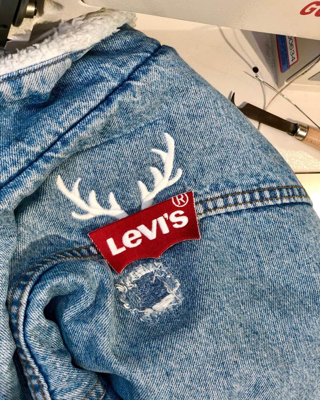 関根正悟さんのインスタグラム写真 - (関根正悟Instagram)「“HAPPY HOLIDAYS for LEVI’S🎄” ・ 早速刺繍デザインをアップデート！ ホリデーシーズン用に新しいデザインを書きおこしました☺️🎄🙌 オススメは1枚目の赤白のキャンディケーンをイメージしたLEVI’Sロゴ🎅🏻 鹿の角とLEVI’Sロゴを組み合わせたデザインもオススメです🦌ワシは何を刺繍しに行こうかなぁ🤔🤔🤔 ・ #Repost @levis_japan with @get_repost ・・・ Happy Holidays. 世界に一つだけのギフトをテーラーショップで。 . リーバイス®テーラーショップでは、専任のテーラーがお客様の理想を聞き、特別な一着を作り上げます。 . 人気イラストレーター・SHOGO SEKINEさんによる刺繍デザイン第二弾が登場！ホリデーシーズンならではのデザインが揃いました。 . 好きな場所に刺繍を入れて、自分だけの特別な一着を。 プレゼントにもおすすめです🎁 https://www.levi.jp/tailorshop.html ・ 【カスタマイズのお問合せ/ご予約】 リーバイス® 原宿フラッグシップストア 東京都渋谷区神宮前6-16-12 Tel: 03-6427-6107 . リーバイス®ストア 新宿店 東京都新宿区新宿3-29-12 Tel: 03-5363-4501 . リーバイス®ストア 大阪店 大阪府大阪市中央区西心斎橋1-6-8 Tel: 06-6241-8134 . リーバイス®ストア 福岡天神 福岡県福岡市中央区天神2-5-16 TENJIN216 B1F/1F Tel: 092-738-2005 . #shogosekine #リーバイス #levis #levistailorshop #刺繍 #embroidery #デニム #デニムコーデ #HappyHolidays #カスタマイズ」12月15日 14時16分 - shogosekine0319