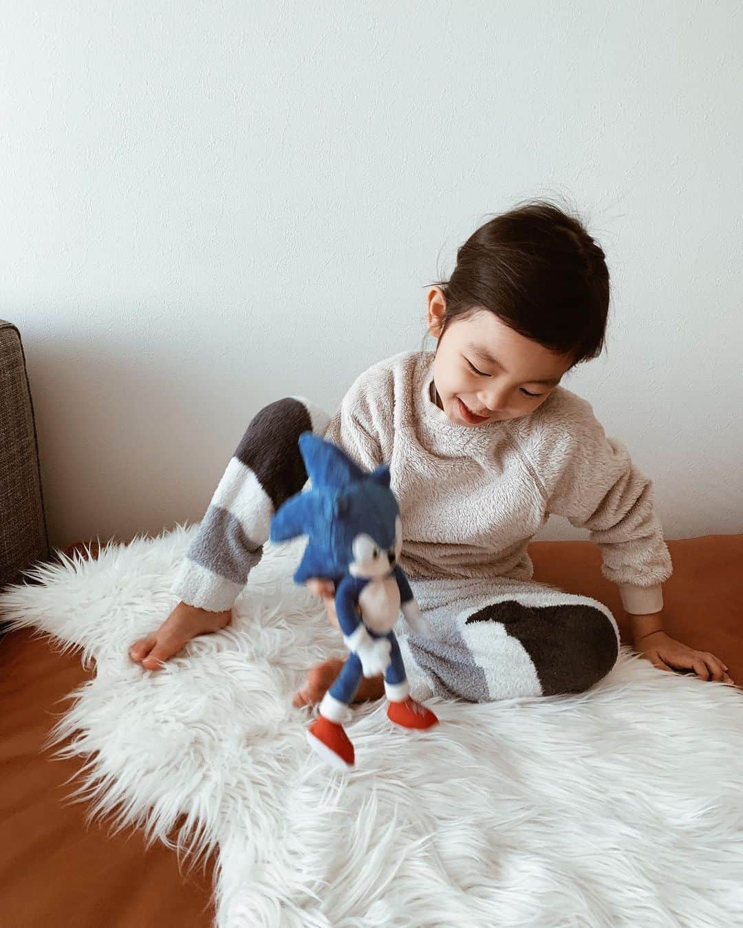 春名亜美さんのインスタグラム写真 - (春名亜美Instagram)「@sonicmovie_jp 様から、とっても素敵なクリスマスギフトを息子に頂きました🎁 来年3月公開の映画を観たかったらしい息子は、予想以上に大喜び😂 きっと、今夜寝室に選ばれるのはソニックでしょう💙😊 ・ ・ ・ #ソニックザムービー #映画ソニック #メリーソニックリスマス #sonicmovie #長男 #5歳7ヶ月 #5yearsoldboy #5yearsold #sonic #ソニックザヘッジホッグ」12月15日 14時20分 - amiharunaami