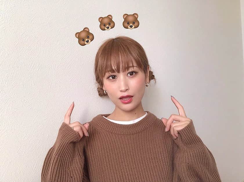 のインスタグラム：「ラブリちゃんがやってて 可愛かったから真似ヘアスタイル🐻💓 ツインテールしてぐりぐり巻きつけて またゴムで上からむすんでるだけ◎ 簡単だし可愛いからはまりそう。。 .  @loveli_official . . #セルフヘアアレンジ #お団子 #ヘアアレンジ #簡単ヘアアレンジ #くまヘアスタイル #ツインテール」