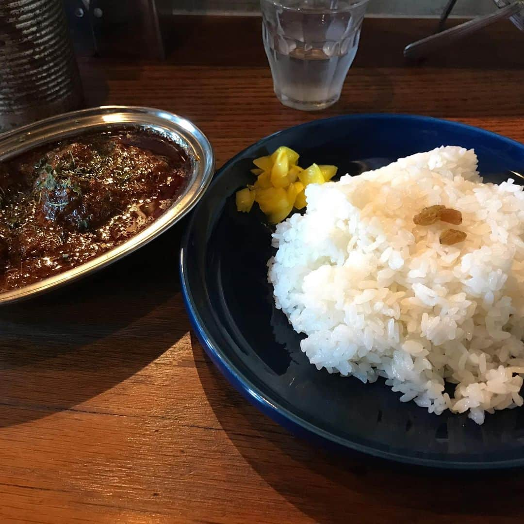 桜井誠さんのインスタグラム写真 - (桜井誠Instagram)「福岡最後の食事はアフターグロウへ。 イベリコ豚のポークビンダルーと豆腐入り山椒キーマ（麻婆カレー）をオーダー ポークビンダルーは、グレイビーの艶感や肉のカットサイズ、ルビー色のセパレートオイルがなんとも美しいビジュアル。 口に運べば、煮込まれて丸くなった酸味と、赤ワインの芳醇な香りが鼻に抜けていく。ホロホロに煮込まれたイベリコ豚の質感も高く、最高の状態。 ボディもしっかりしているので、このビンダルーは日本米とワシワシ食べるのが好き。 麻婆カレーはというと、こちらはシャープに研ぎ澄まされた仕上がりで、コリアンダーの香りが立っており、中華とカレーの渡し舟役を担っている。 このバランスが難しく、僕も何度か作った事があるけれど、どっちつかずなものになってしまっていたので、とても勉強になりました。 店主いりべ君が作る味は、どれも洗練されていて、余計なものは極力削ぎ落として、最低限の材料とスパイスで仕上げてあるので、各食材の良さがとても明確。引き算で美味しいものを作るのは本当に繊細で難しいのに、あれだけのメニュー数を一人でこなしているのが本当にヤバいです笑 昨日は流れの悪い1日でしたが、全てチャラになるくらい美味かったです！ 御馳走様でした！ #curry #アフターグロウ #福岡　#カレー #スパイストラベラー」12月15日 14時28分 - m_sakurai_da