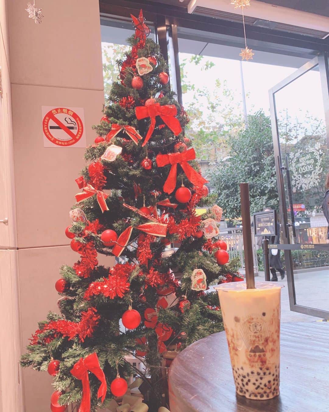 金子実加のインスタグラム：「上海でもタピオカ大人気✨✨ 中毒性高いから、なんか入ってるな。 . . . . . . . . . . #tigersugar #tigersugarshanghai #tigersugarblackmilktea #perl #パール　#タピオかミルクティー #上海　#中国　#的上海 #상하이　#christmastree」