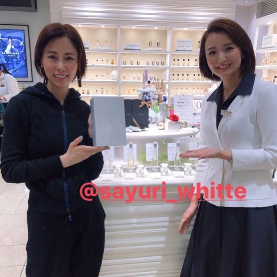 白石小百合さんのインスタグラム写真 - (白石小百合Instagram)「⭐️⭐️⭐️ Whitte POPUP 無事終了〜‼️有難うございました🌸 多くの方とお話しできて嬉しかったです☺️ 何度接客しても、香りを試した後の「いい香り〜❤️」って顔が変わる瞬間が好き…好きすぎます😍 それだけ香りはキモチに影響を与えるってこと✨✨ . また、いらっしゃるお客様も素敵な方が多く年末のワクワク感とともに見惚れておりました❣️ 色々と教えてくださったフロアの皆様にも感謝です😭✨ . おかげさまで忙しくさせていただき、全員ではありませんが、インスタにあげてくださったものを一部ご紹介〜美女率高めです😏💕 #Whitte #POPUP #ginzamitsukoshi #2019winter」12月15日 14時42分 - sayurishirais