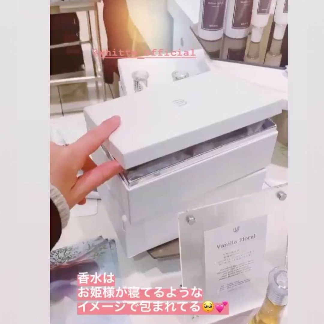 白石小百合さんのインスタグラム写真 - (白石小百合Instagram)「⭐️⭐️⭐️ Whitte POPUP 無事終了〜‼️有難うございました🌸 多くの方とお話しできて嬉しかったです☺️ 何度接客しても、香りを試した後の「いい香り〜❤️」って顔が変わる瞬間が好き…好きすぎます😍 それだけ香りはキモチに影響を与えるってこと✨✨ . また、いらっしゃるお客様も素敵な方が多く年末のワクワク感とともに見惚れておりました❣️ 色々と教えてくださったフロアの皆様にも感謝です😭✨ . おかげさまで忙しくさせていただき、全員ではありませんが、インスタにあげてくださったものを一部ご紹介〜美女率高めです😏💕 #Whitte #POPUP #ginzamitsukoshi #2019winter」12月15日 14時42分 - sayurishirais
