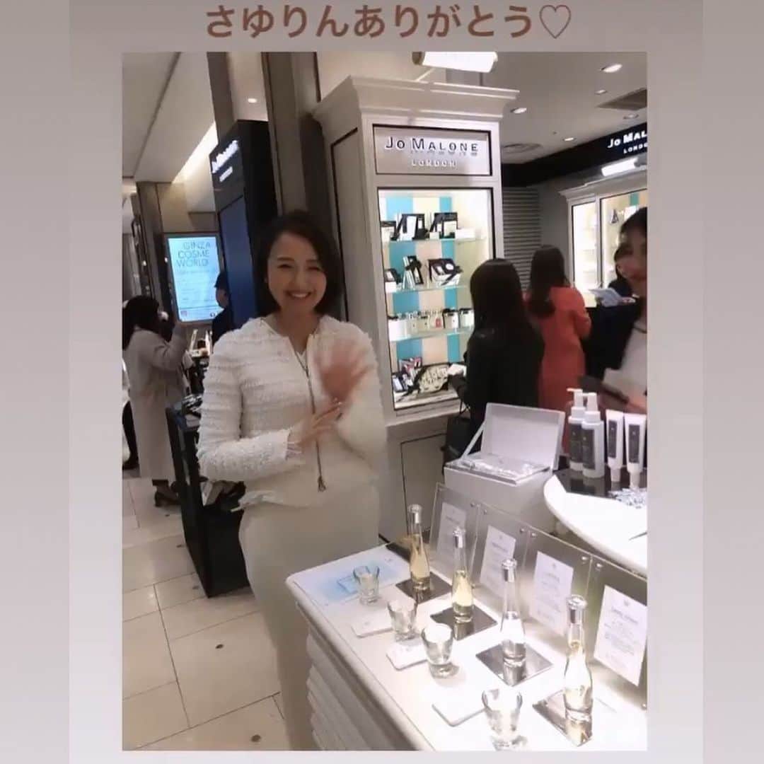 白石小百合さんのインスタグラム写真 - (白石小百合Instagram)「⭐️⭐️⭐️ Whitte POPUP 無事終了〜‼️有難うございました🌸 多くの方とお話しできて嬉しかったです☺️ 何度接客しても、香りを試した後の「いい香り〜❤️」って顔が変わる瞬間が好き…好きすぎます😍 それだけ香りはキモチに影響を与えるってこと✨✨ . また、いらっしゃるお客様も素敵な方が多く年末のワクワク感とともに見惚れておりました❣️ 色々と教えてくださったフロアの皆様にも感謝です😭✨ . おかげさまで忙しくさせていただき、全員ではありませんが、インスタにあげてくださったものを一部ご紹介〜美女率高めです😏💕 #Whitte #POPUP #ginzamitsukoshi #2019winter」12月15日 14時42分 - sayurishirais