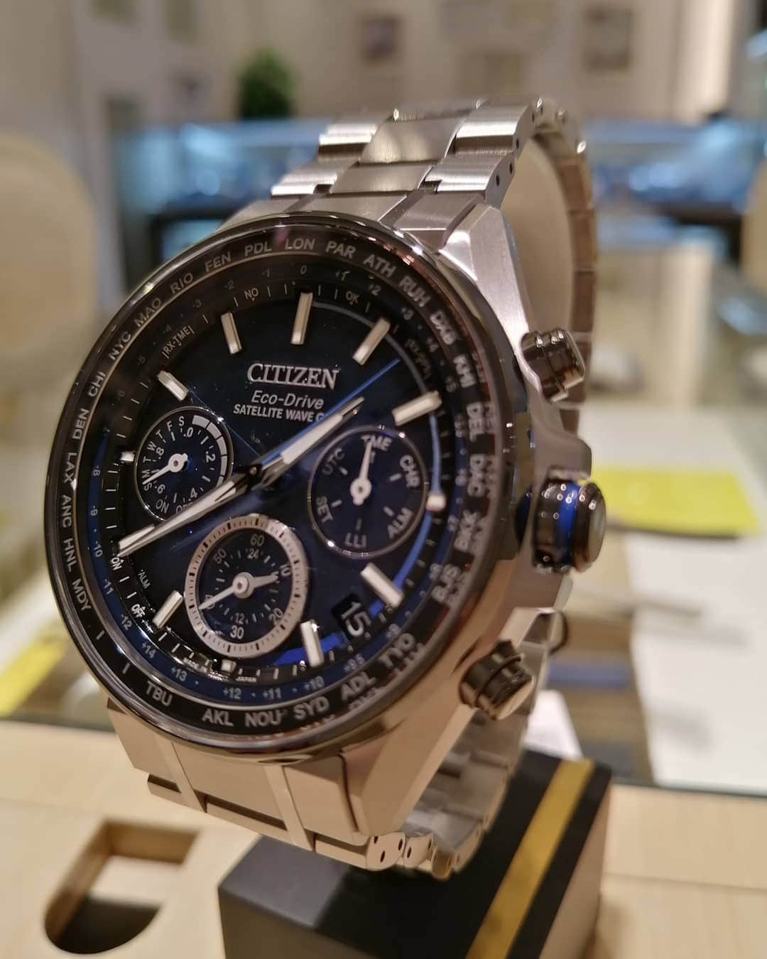 NAKANIWA WISPさんのインスタグラム写真 - (NAKANIWA WISPInstagram)「. CITIZEN ATTESA STAR WARS collaboration Model limited 1,200 . Ref. CC4005-63L Cal. F950 Price : ¥250,000JPY+TAX . 12月5日発売 シチズン アテッサ スター・ウォーズ コラボ モデル 限定1,200本 . スター・ウォーズの世界観をイメージした限定モデルをご紹介します。 裏ぶたにはスター・ウォーズのイラストロゴ刻印が入った、チタンボディのGPS電波ソーラー時計です。 パーペチュアルカレンダー ワールドタイム サマータイム デュアルタイム 1/20クロノグラフ搭載 の高性能モデルです。 限定BOX付き。 . #CITIZEN #ATTESA #STARWARS #collaborationmodel #titanium #GPSradiosolar #Perpetualcalendar #WorldTime #SummerTime #DualTime #Chronograph #specialbox」12月15日 14時48分 - nakaniwawatch
