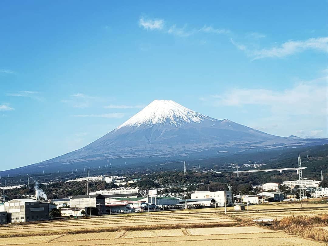 のインスタグラム：「名古屋へ向かう途中！！富士山に舞う龍のような雲が！！ #富士山 #新幹線 #DJKOO」