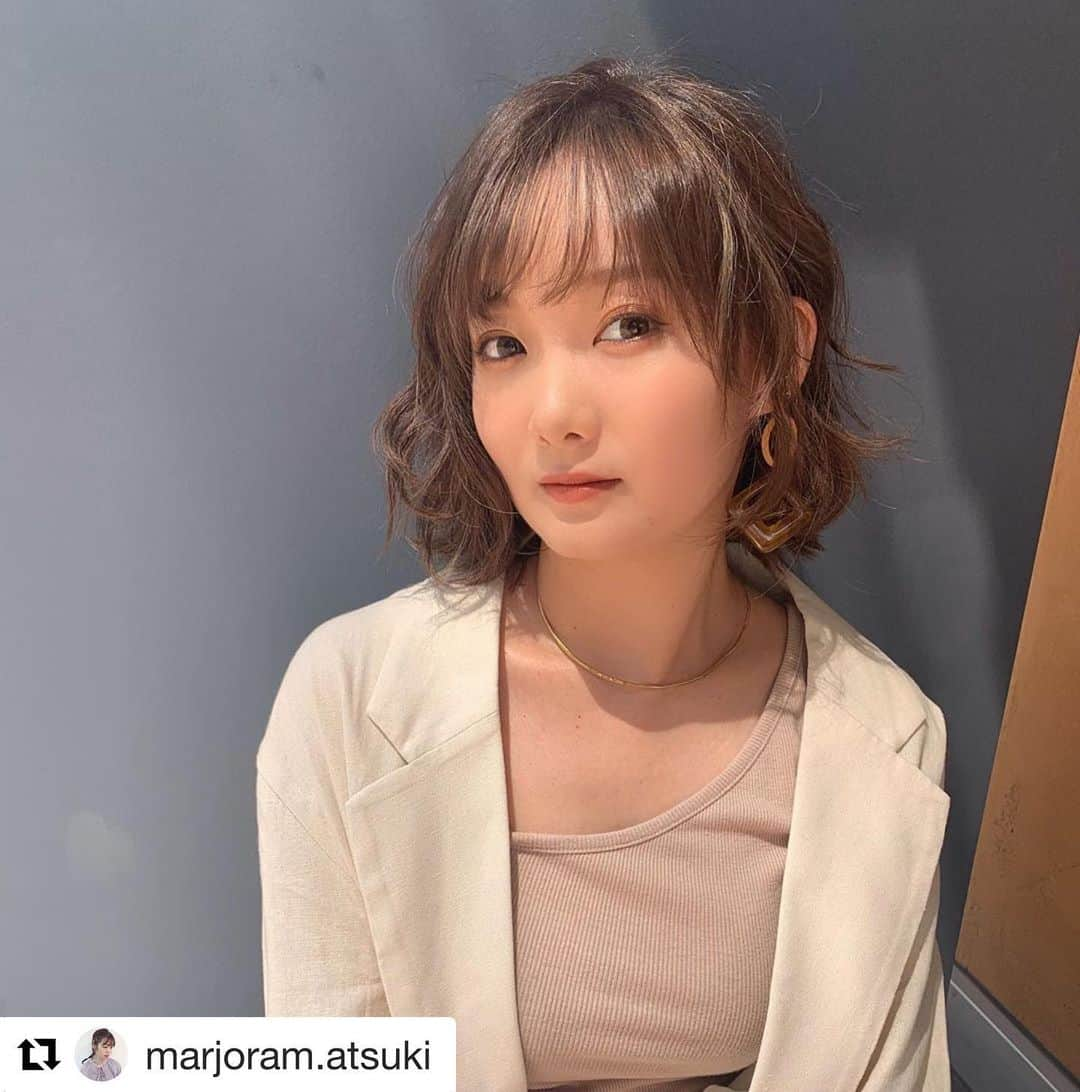 THROW 【スロウ】さんのインスタグラム写真 - (THROW 【スロウ】Instagram)「#Repost @marjoram.atsuki with @get_repost ・・・ . . . ボブスタイル🌟 . . . 自然光が当たると ハイライトが見えてきて 本当にきれいになります！！ . . .  #ボブ #ボブヘア #ハイライト #ハイライトカラー #ハイライトベージュ#マット#マットカラー#ベージュコーデ #ベージュカラー #人気カラー#秋カラー#秋冬カラー#ゴールドアクセ#ゴールドアクセサリー #真鍮アクセサリー #鹿児島美容室#鹿児島#鹿児島サロン#天文館#天文館美容室#天文館サロン#ゆるふわカラー #鹿児島#haircolor #hairstyles #hairarrange #スロウ#スロウカラー#throwカラー #throw」12月15日 14時50分 - throwcolor