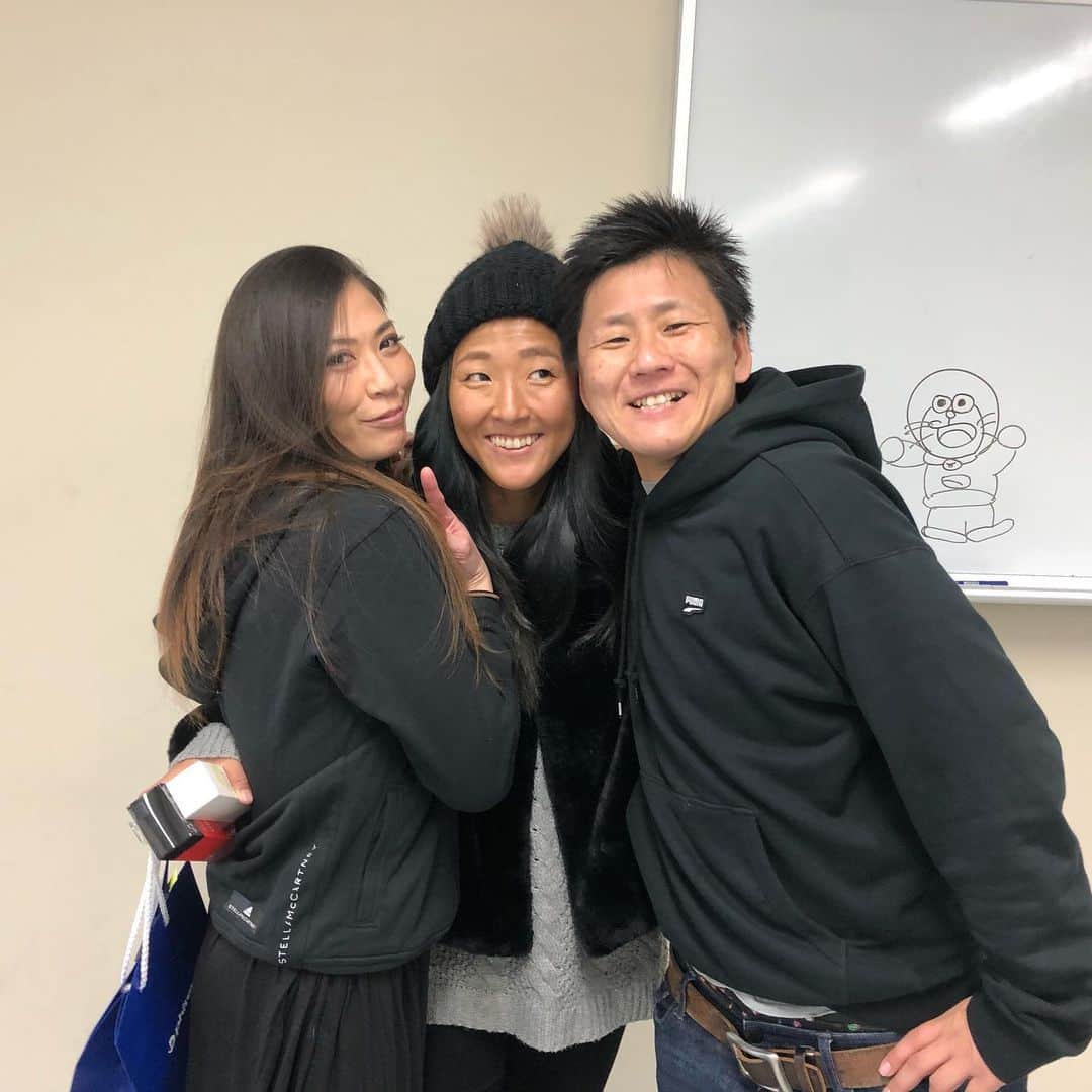 大儀見優季のインスタグラム：「I love these two❤️ このお二人と藤枝のイベントで😊 この2人楽しい。 話が止まらない😂 やっぱりこの時代のメンバー最高。  #宇津木瑠美 #RumiUtsugi #海堀あゆみ #AyumiKaihori  #nadeshiko2011」