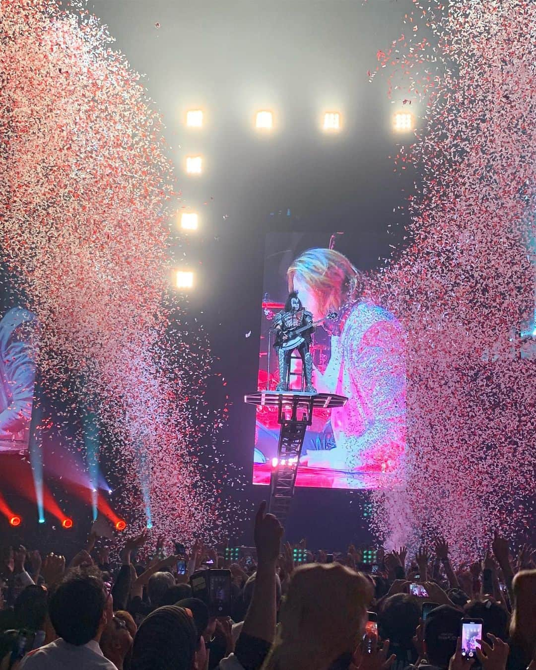 サマンサ麻里子さんのインスタグラム写真 - (サマンサ麻里子Instagram)「Probably the most legendary concert I’ve ever been to in my life. ⠀  I was lucky enough to have witnessed KISS perform their last ever concert in Tokyo. They even performed “Beth” and “Rock and Roll All Nite” with X JAPAN’s YOSHIKI. So much amazing music & energy it was surreal. Definitely a night to remember forever ⚡️ ⠀ ⠀ KISS 「End Of The World Tour」東京公演に行ってきました。東京最後のライブということで、最後のあの2曲にはX JAPANのYOSHIKIさんがピアノとドラムの演奏を披露しました。KISSのロックンロール精神がすごく伝わる、エネルギー溢れる夜でした。多分一生忘れません⚡️ . . . #kiss #kissendoftheroadtour #endoftheroadtour #tokyodome #tokyo #tokyoconcert #rockandroll #yoshiki #xjapan #beth #rockandrollallnite #bad #rockmusic #legendary #genesimmons #paulstanley #ericsinger #tommythayer」12月15日 14時57分 - samanthamariko