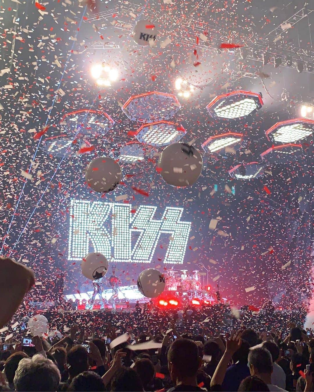 サマンサ麻里子さんのインスタグラム写真 - (サマンサ麻里子Instagram)「Probably the most legendary concert I’ve ever been to in my life. ⠀  I was lucky enough to have witnessed KISS perform their last ever concert in Tokyo. They even performed “Beth” and “Rock and Roll All Nite” with X JAPAN’s YOSHIKI. So much amazing music & energy it was surreal. Definitely a night to remember forever ⚡️ ⠀ ⠀ KISS 「End Of The World Tour」東京公演に行ってきました。東京最後のライブということで、最後のあの2曲にはX JAPANのYOSHIKIさんがピアノとドラムの演奏を披露しました。KISSのロックンロール精神がすごく伝わる、エネルギー溢れる夜でした。多分一生忘れません⚡️ . . . #kiss #kissendoftheroadtour #endoftheroadtour #tokyodome #tokyo #tokyoconcert #rockandroll #yoshiki #xjapan #beth #rockandrollallnite #bad #rockmusic #legendary #genesimmons #paulstanley #ericsinger #tommythayer」12月15日 14時57分 - samanthamariko