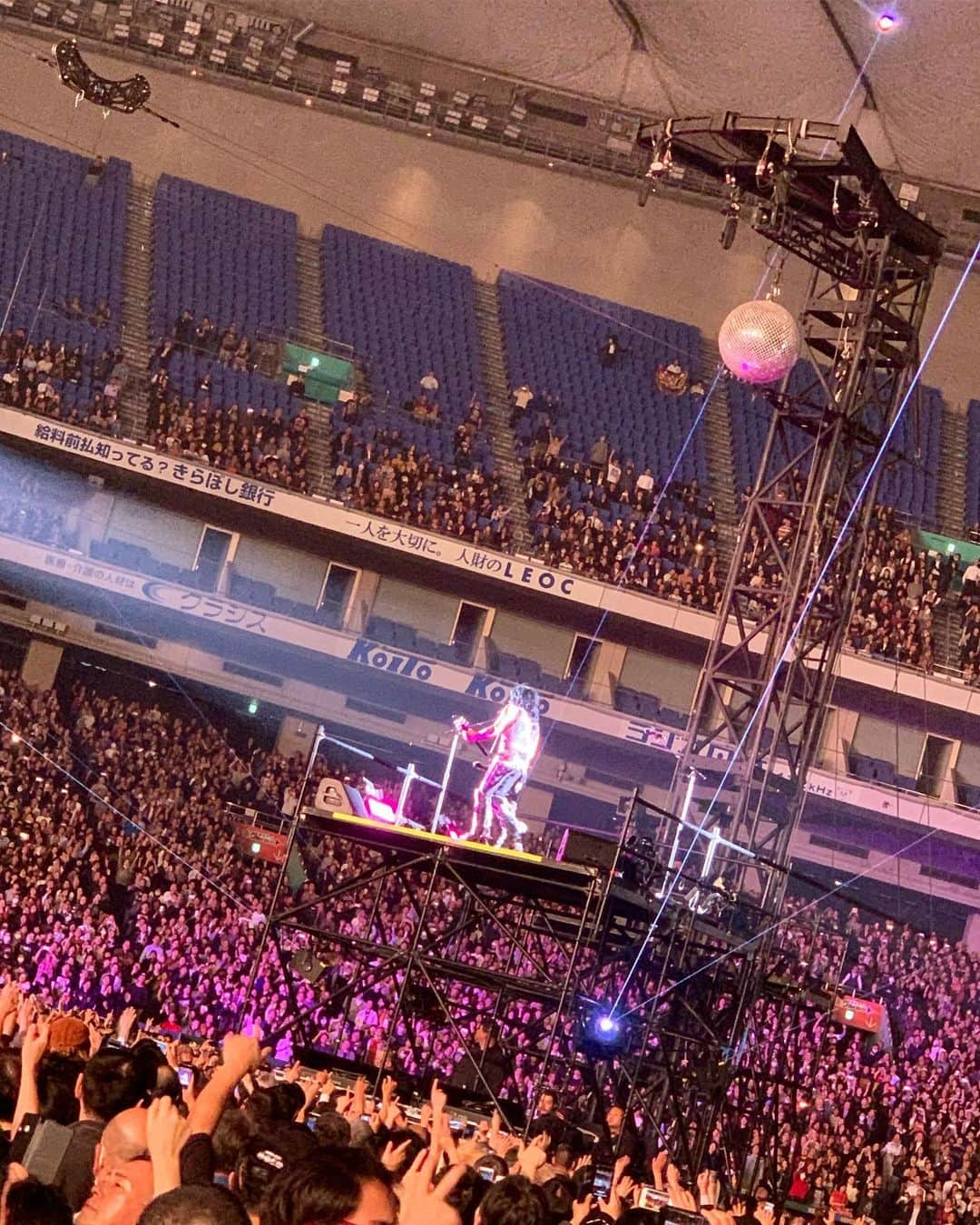 サマンサ麻里子さんのインスタグラム写真 - (サマンサ麻里子Instagram)「Probably the most legendary concert I’ve ever been to in my life. ⠀  I was lucky enough to have witnessed KISS perform their last ever concert in Tokyo. They even performed “Beth” and “Rock and Roll All Nite” with X JAPAN’s YOSHIKI. So much amazing music & energy it was surreal. Definitely a night to remember forever ⚡️ ⠀ ⠀ KISS 「End Of The World Tour」東京公演に行ってきました。東京最後のライブということで、最後のあの2曲にはX JAPANのYOSHIKIさんがピアノとドラムの演奏を披露しました。KISSのロックンロール精神がすごく伝わる、エネルギー溢れる夜でした。多分一生忘れません⚡️ . . . #kiss #kissendoftheroadtour #endoftheroadtour #tokyodome #tokyo #tokyoconcert #rockandroll #yoshiki #xjapan #beth #rockandrollallnite #bad #rockmusic #legendary #genesimmons #paulstanley #ericsinger #tommythayer」12月15日 14時57分 - samanthamariko