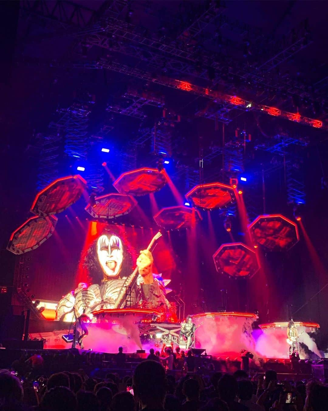 サマンサ麻里子さんのインスタグラム写真 - (サマンサ麻里子Instagram)「Probably the most legendary concert I’ve ever been to in my life. ⠀  I was lucky enough to have witnessed KISS perform their last ever concert in Tokyo. They even performed “Beth” and “Rock and Roll All Nite” with X JAPAN’s YOSHIKI. So much amazing music & energy it was surreal. Definitely a night to remember forever ⚡️ ⠀ ⠀ KISS 「End Of The World Tour」東京公演に行ってきました。東京最後のライブということで、最後のあの2曲にはX JAPANのYOSHIKIさんがピアノとドラムの演奏を披露しました。KISSのロックンロール精神がすごく伝わる、エネルギー溢れる夜でした。多分一生忘れません⚡️ . . . #kiss #kissendoftheroadtour #endoftheroadtour #tokyodome #tokyo #tokyoconcert #rockandroll #yoshiki #xjapan #beth #rockandrollallnite #bad #rockmusic #legendary #genesimmons #paulstanley #ericsinger #tommythayer」12月15日 14時57分 - samanthamariko