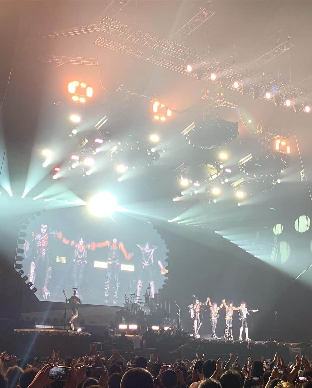 サマンサ麻里子さんのインスタグラム写真 - (サマンサ麻里子Instagram)「Probably the most legendary concert I’ve ever been to in my life. ⠀  I was lucky enough to have witnessed KISS perform their last ever concert in Tokyo. They even performed “Beth” and “Rock and Roll All Nite” with X JAPAN’s YOSHIKI. So much amazing music & energy it was surreal. Definitely a night to remember forever ⚡️ ⠀ ⠀ KISS 「End Of The World Tour」東京公演に行ってきました。東京最後のライブということで、最後のあの2曲にはX JAPANのYOSHIKIさんがピアノとドラムの演奏を披露しました。KISSのロックンロール精神がすごく伝わる、エネルギー溢れる夜でした。多分一生忘れません⚡️ . . . #kiss #kissendoftheroadtour #endoftheroadtour #tokyodome #tokyo #tokyoconcert #rockandroll #yoshiki #xjapan #beth #rockandrollallnite #bad #rockmusic #legendary #genesimmons #paulstanley #ericsinger #tommythayer」12月15日 14時57分 - samanthamariko