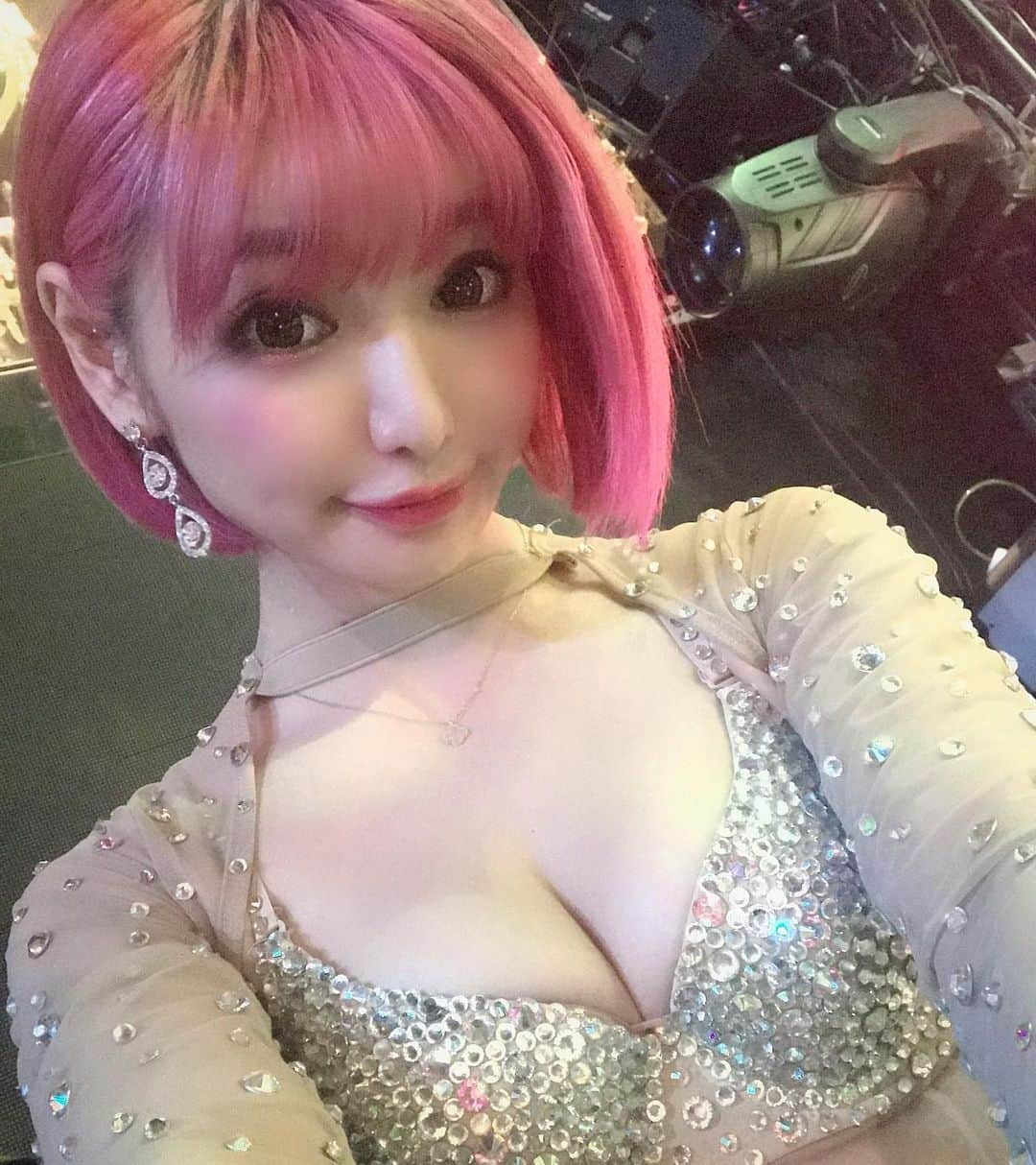 Miiさんのインスタグラム写真 - (MiiInstagram)「本日バーレスク4部イチゴの日わたくしも参加させていただきます☺️🍓 🍓がやりたい世界観が溢れてますな✨  #バーレスク#バーレスク東京 #burlesque#burlesquetokyo #showtime#showgirl#dance#dancer#pink#pinkhair #entertainment #エンタメ#revogene#レボ活#japanesegirl  #しょーとへあ #ショーとボブ#ピンクヘア#イチゴの日」12月15日 15時02分 - mii_burlesque