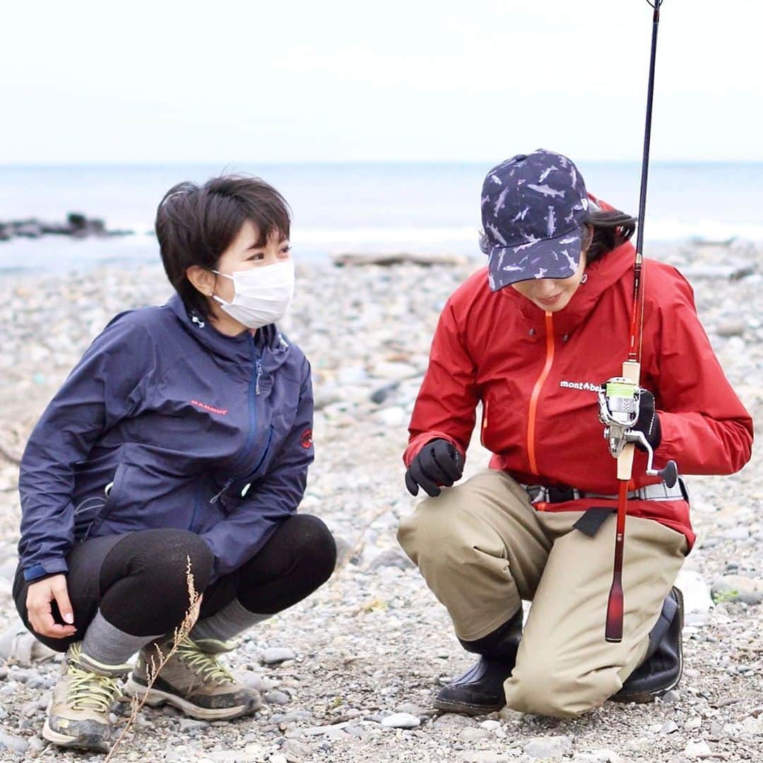 スーパーナブラのインスタグラム：「． ． 網走での写真をInstagramに投稿する ↓ 北海道の釣りガールさんがDMくれる ↓ わたしDM見てなくて気付かない ↓ 網走で鮭釣りしたけど釣れない ↓ 標津で鮭釣り再挑戦で釣れる ↓  次の日、斜里から標津に行って 鮭を釣った場所で写真を撮っていると ↓ DMくれてた釣りガールさんとばったり！ ↓ 広い北海道ですごくないですか😳？ ． 男しかいない荒々しいゴロタ浜に 美人釣りガールさんが降りてきて どう考えてもわたしの方向に歩いてて ラーメンのどんぶり鉢にイクラ入れて 記念写真撮ってるときだったから めちゃ恥ずかしかったです💦 ． というか、釣り場でこんなきれいな人が 声かけてきたらびっくりしますよ😅 ． 奇跡のような確率で出会ったとも思いますが この時、鮭を釣るならここだったので 鮭を狙っていた者同士出会うべくして出会ったのかも ． さやかちゃん メーカーさんのフィールドスタッフでもあり YouTubeもやってる美人すぎる釣りガールさん✨  Instagramでは釣りと…ラーメン😳！ ． さやかちゃんのInstagramで ちゃんとした２人の写真載ってます📷 → @say7806 ． 🍜おしらせ🍜 さやかちゃんが作った動画を わたしのチャンネルで公開中です！ ． YouTubeからスーパーナブラで検索か Instagramの自己紹介欄中のURLから ぜひみてくださいね💕 ． #鮭#イカ#エギング#青森#北海道#札幌 #東北#風景#海#温泉#旅館#ホテル #グルメ#露天風呂#GW#車中泊 #景色#釣り#ブラックバス#マグロ #発見#おでかけ#女子旅#ツーリング#魚 #自然#釣り#釣りガール#YouTube#旅 ．」