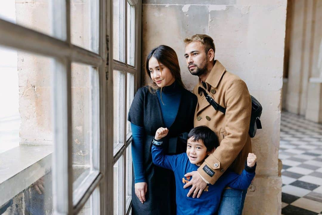 Raffi Ahmadさんのインスタグラム写真 - (Raffi AhmadInstagram)「Kalo Comment dan Likes-nya banyak next kita post foto Pepsye dan Memsye yang lebih Romantis ❤️🇫🇷 Hahahaha Gimana menurut kalian guys ?? 📸 By @sweet.escape」12月15日 15時03分 - raffinagita1717