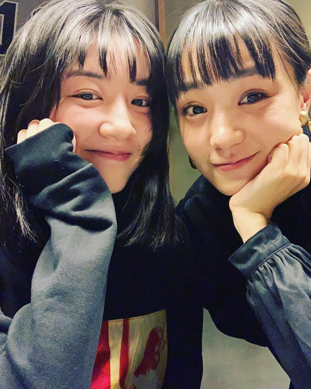 永野芽郁さんのインスタグラム写真 - (永野芽郁Instagram)「・ 特別に奈緒ちゃんとの想い出大放出。笑 乾杯して近況報告してくっついて。 寒いけど心は温まる夜でしたとさ🤤 気づけばお店がお家のようだった。。笑 #帰り道寒すぎて腕組んで縮こまった #引きの画でみたら絶対平和 #いいだろ #ちなみに最近前髪の浮きが凄い #直せる力ほしいなぁ」12月15日 15時27分 - mei_nagano0924official