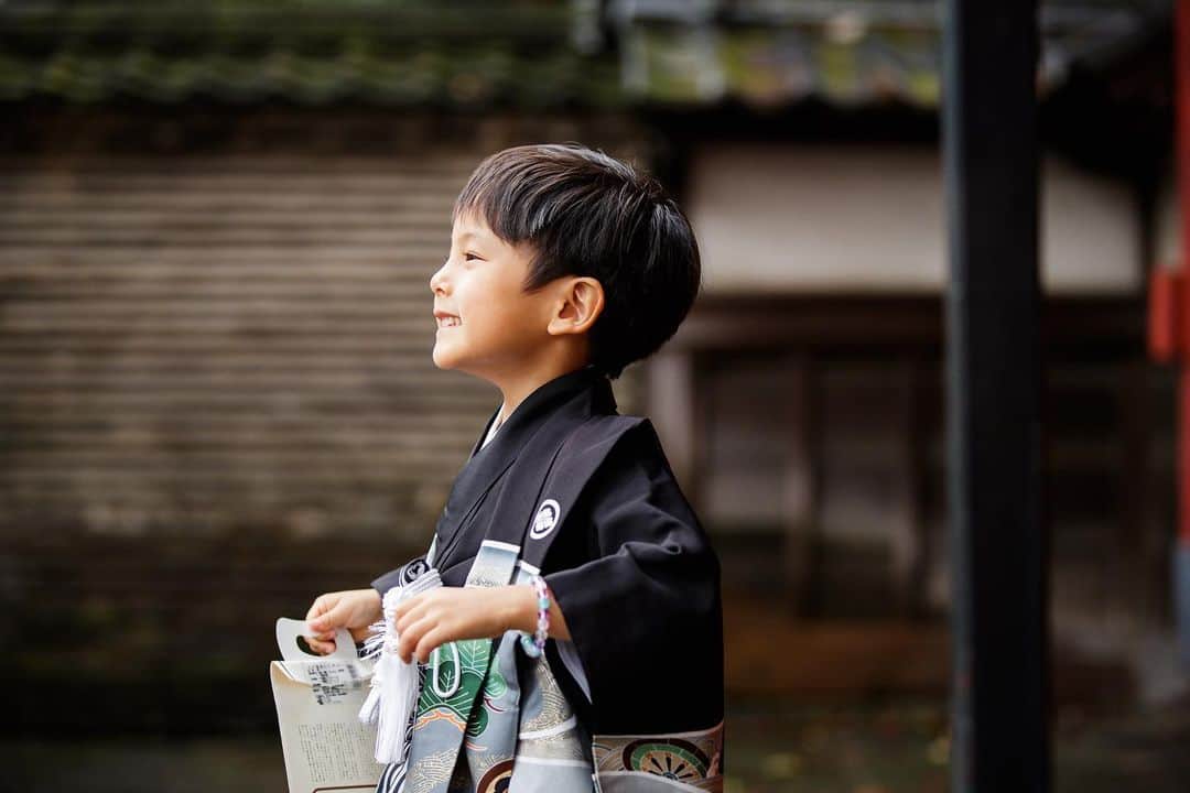 momokoさんのインスタグラム写真 - (momokoInstagram)「先月のことですが、無事に息子の七五三を行うことができました☺︎。 連日雨予報で少し心配でしたが、奇跡的に雨がやんでご祈祷が終わった頃にはうっすらと日差しも。 雨が直前までふっていたことで、落ちたばかりの綺麗なイチョウの葉が一面に広がる中で写真が撮れて、逆にラッキーだったかも、、☺️✨🙏 朝早くから着付けとヘアメイクをしてくれた　@pcott0911 の細江ちゃんと家族のふとした何気ない瞬間まで本当に素敵におさめてくれたフォトグラファーのふっきゃん @fuccan に大感謝です☺️🙏🙏🙏 #七五三」12月15日 15時22分 - momoko_tsukamomo