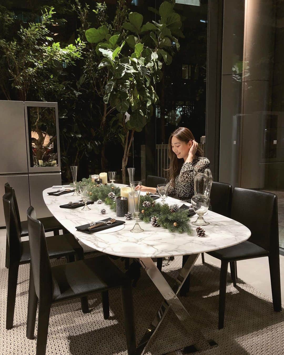 中世古麻衣さんのインスタグラム写真 - (中世古麻衣Instagram)「先日、”LG SIGNATURE X‘mas Campaign in B&B Italia”プレスパーティへ🛋🎁 . 外苑前にあるイタリアのモダン家具最高峰ブランド「B&B Italia」ショールームにて、 プレミアム家電シリーズ「LG SIGNATURE」のキャンペーンが開催中。  ドアを開けなくてもノックすると透明になり中身を確認できる冷蔵庫や、アートの一部のような家電にわくわく。 小さい頃から家具や家電を見るの大好き。  #LGSIGNATURE #TheArtofEssence #クリスマスキャンペーン #bebitaliatokyo#PR」12月15日 15時29分 - mainakaseko