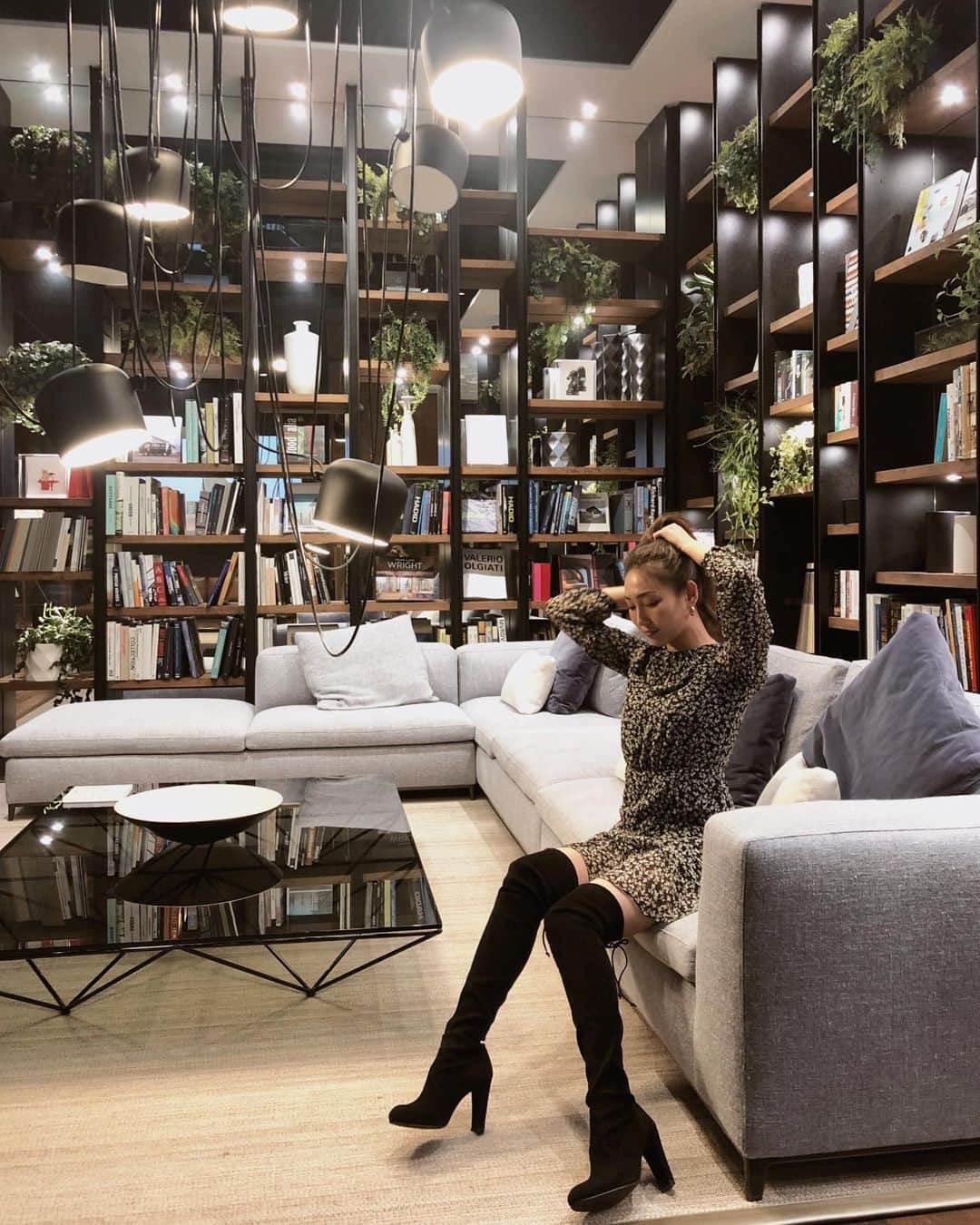 中世古麻衣さんのインスタグラム写真 - (中世古麻衣Instagram)「先日、”LG SIGNATURE X‘mas Campaign in B&B Italia”プレスパーティへ🛋🎁 . 外苑前にあるイタリアのモダン家具最高峰ブランド「B&B Italia」ショールームにて、 プレミアム家電シリーズ「LG SIGNATURE」のキャンペーンが開催中。  ドアを開けなくてもノックすると透明になり中身を確認できる冷蔵庫や、アートの一部のような家電にわくわく。 小さい頃から家具や家電を見るの大好き。  #LGSIGNATURE #TheArtofEssence #クリスマスキャンペーン #bebitaliatokyo#PR」12月15日 15時29分 - mainakaseko