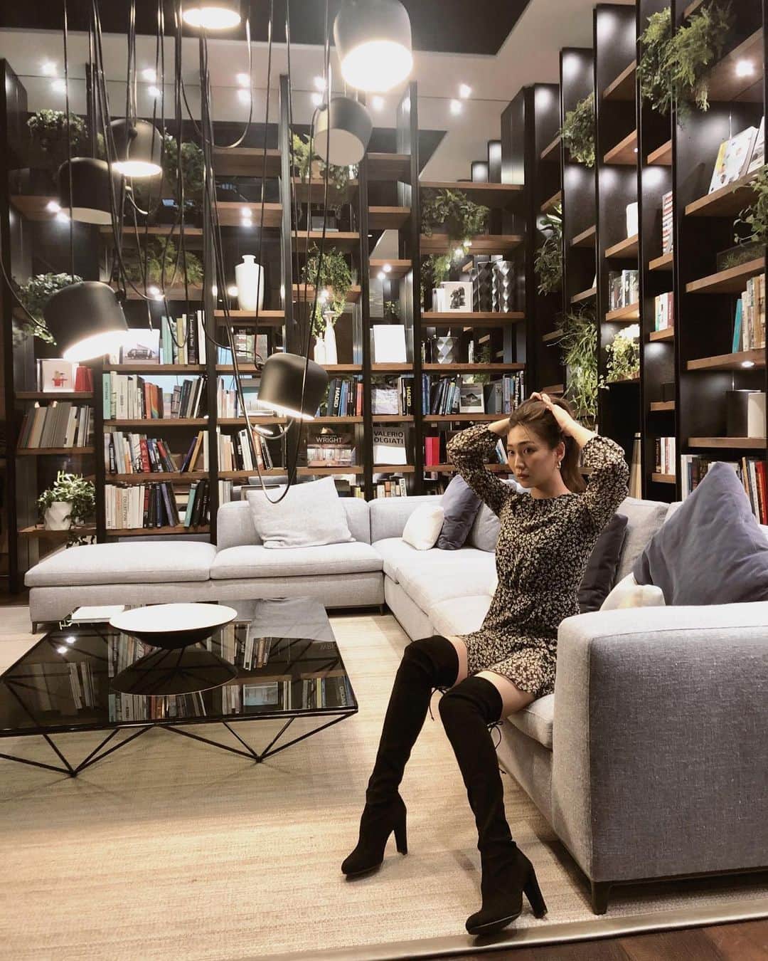 のインスタグラム：「先日、”LG SIGNATURE X‘mas Campaign in B&B Italia”プレスパーティへ🛋🎁 . 外苑前にあるイタリアのモダン家具最高峰ブランド「B&B Italia」ショールームにて、 プレミアム家電シリーズ「LG SIGNATURE」のキャンペーンが開催中。  ドアを開けなくてもノックすると透明になり中身を確認できる冷蔵庫や、アートの一部のような家電にわくわく。 小さい頃から家具や家電を見るの大好き。  #LGSIGNATURE #TheArtofEssence #クリスマスキャンペーン #bebitaliatokyo#PR」