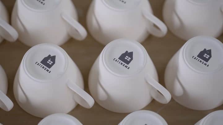 cafe_no_maのインスタグラム：「A light and durable coffee cup with a delicate thin mouth is perfect for everyday use.  It’s the idea we put in the original coffee cup to taste our coffee better! ・ ・ よりおいしくコーヒーを味わうために譲れなかったのは飲み口が薄く、軽くて丈夫なコーヒーカップであること。カフェノマのオリジナルカップは繊細な薄さを持ち合わせながら、食洗機や電子レンジもOKで普段使いにもぴったりなカップ。ひとつひとつ手でスタンプを押したカップ底のロゴ、ふちの上絵は手作業の味わいを、カップ表面の釉薬のほどよいムラ感は心地いい味わいを残しています。 ・ プレゼント企画はじまりました↓ ・ ・ 【抽選で３名様にオリジナルカップ(白)をプレゼント】 ・ https://akatiti.net/」