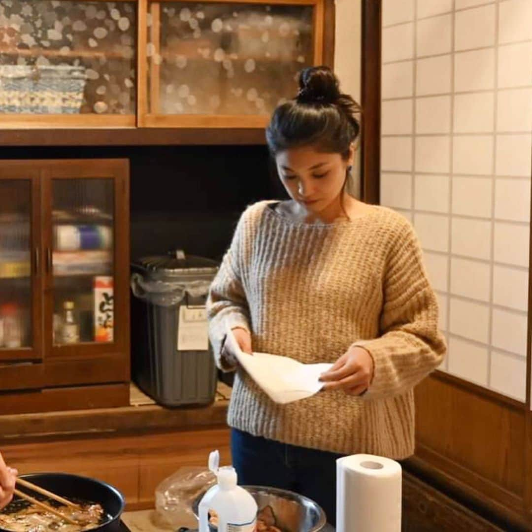 小林希さんのインスタグラム写真 - (小林希Instagram)「伊豆大島の古民家再生宿アイランドスターハウス。 元町の２号店にも泊まらせてもらい、日中は取材して、夜は自炊したりと島暮らし体験もしました。 伊豆大島マラソンにきていた旅コミュニティの仲間とも合流して楽しかった！ オーナーの竹ちゃんありがとう！ ・ ・ ・  #島旅#島#船旅#旅#国内旅行#日本の島#伊豆諸島#冬の島旅 #アイランドスターハウス #古民家再生 #izuoshima #guesthouse  #伊豆大島 #東京諸島」12月15日 15時31分 - nozokoneko