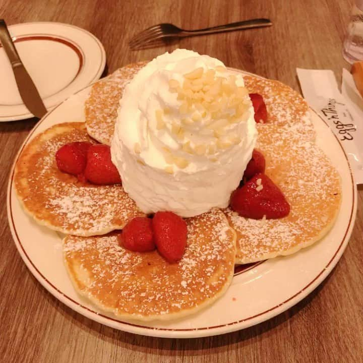 篁祐希のインスタグラム：「ぷるぷるぷる…  #eggsnthings #パンケーキ #pancakes #スイーツテロ #食べスタグラム #hawaii」