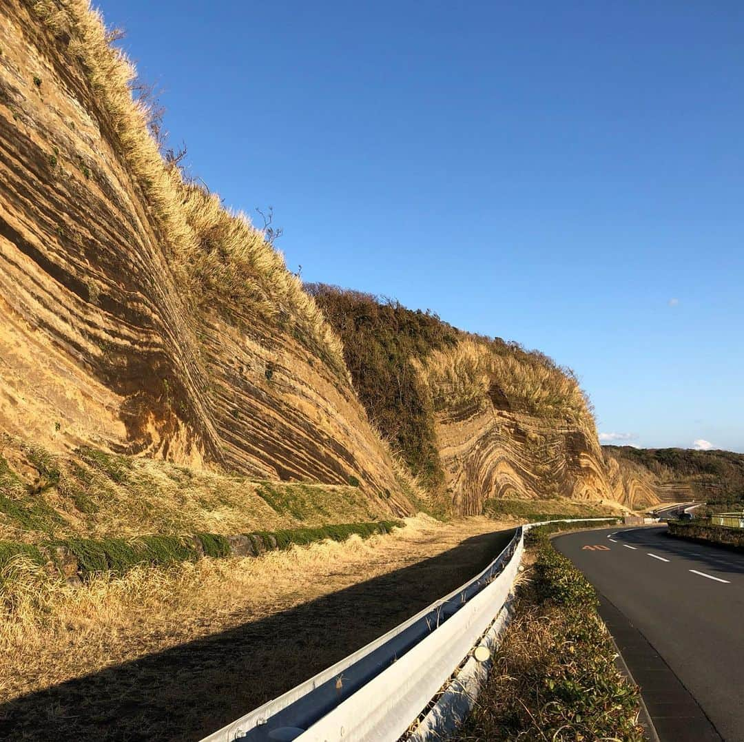 小林希さんのインスタグラム写真 - (小林希Instagram)「1キロ続くバームクーヘン地層。 ここを車で走るのが爽快！ ・ ・  #島旅#島#船旅#旅#国内旅行#日本の島#伊豆諸島#冬の島旅 #アイランドスターハウス #古民家再生 #izuoshima #guesthouse  #伊豆大島 #東京諸島」12月15日 15時34分 - nozokoneko