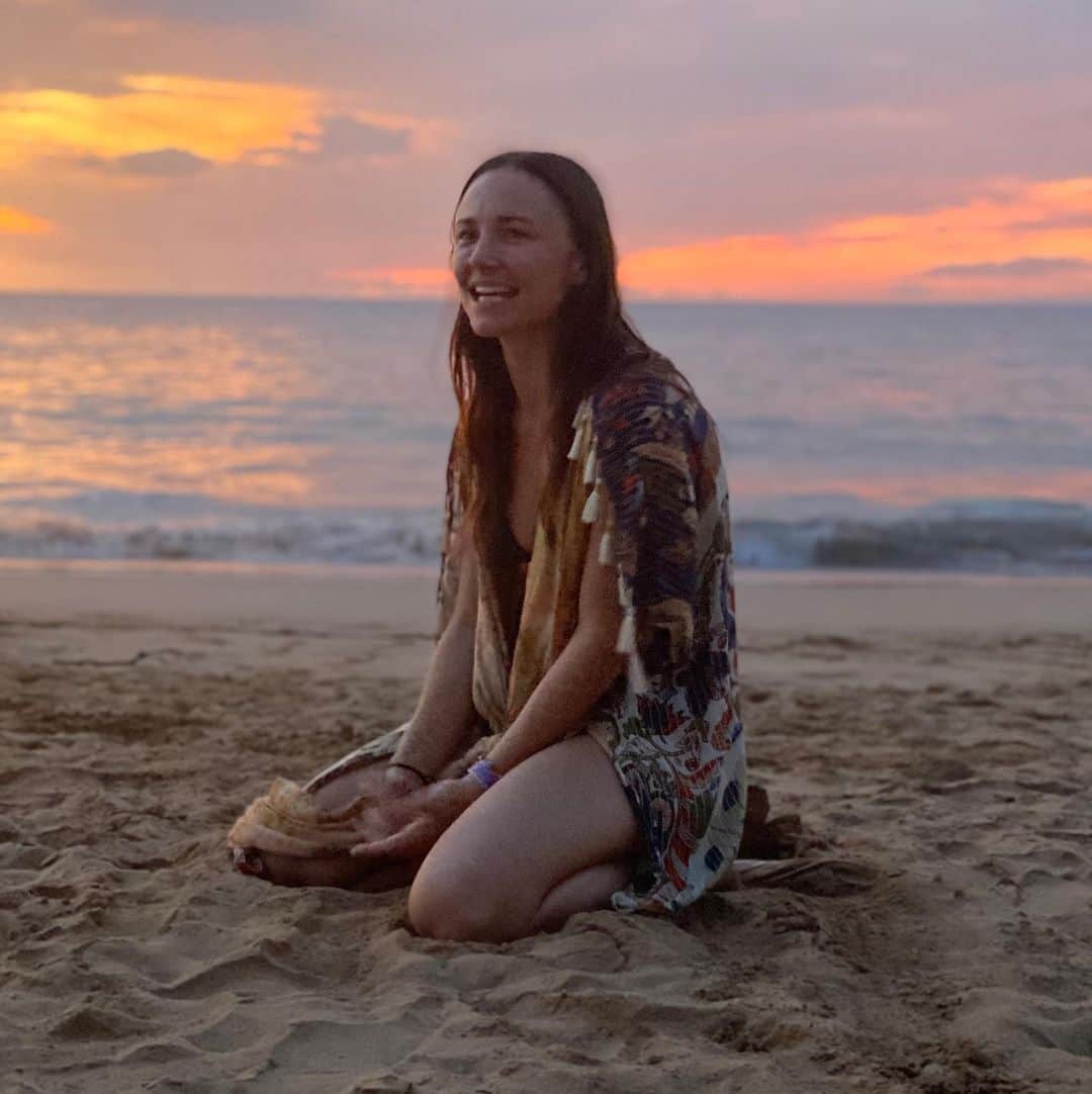ブリアナ・エヴィガンのインスタグラム：「Just step out into the world and see what you find... this little angel Honey appeared and she reminded me once again of the pure innocent child in all of us. What a lovely start to a trip of a month of travels. I will enjoy you Hawaii, Africa is on the horizon and I gotta say I can’t wait to be with you again... but while I’m here, I will sit in your beauty everyday feeling so lucky that I get to travel the world the way I do, and more so that I get to say yes and take off into the unknown, our planet, the greatest teacher. Today was 🧡」