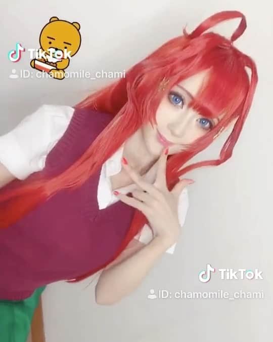 のインスタグラム：「#五等分の花嫁 #カモミール  #gotoubunnohanayome  #cosplayer #cosplay #TikTok #Instagram 更新したよ！ https://vt.tiktok.com/8JxTkS/ さいごまで応援してます！！ #カモミールコスプレ #コスプレ #gotoubunnohanayomeanime  #gotoubunnohanayomemanga  #gotoubunnohanayomecosplay  #anime #comic #miku #ichika #yotsuba #nino #itsuki #nakanomiku #nakanoitsuki  #nakanonino #nakanoichika  #nakanoyotsuba 🌼🌼🌼🌼🌼 おはようございます☀ にちようび ☀️ ニチアサ観てる ？  今日も天気が良いですね 🌼 お出かけ日和です 良い週末をお送りください☺️ 日曜日の朝は ワンピース / ナミ 🍊 #ohayomorning #nitiasa #ONEPIECE  https://twitter.com/chamomi017/status/1206020345037086726」