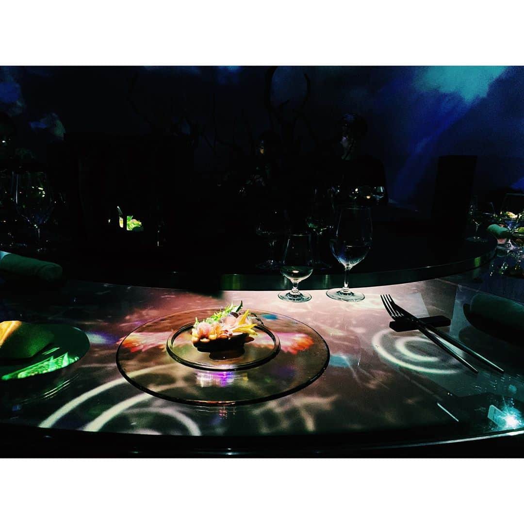紗栄子さんのインスタグラム写真 - (紗栄子Instagram)「今週からオープンする、「TREE by NAKED」という、食×アートが融合する体験ができるレストラン🌳  VR技術・プロジェクションマッピング・照明・音楽・美術造作によって空間全体が演出されたフロアを移動しながら、8名限定の円卓でストーリーに沿ったアート体験と食事が一体化したコースがいただける体験型のレストランで、クリエイティブカンパニーのNAKEDが手がけるだけあって、「驚き」と「感動」と「美味しい」の全てを満たしてくれる、非日常を感じさせる体験に魅せられた時間となりました✨ この日はNAKEDの代表で、15年ほど前に私が出演した映画の監督だった村松さんのお誘いで、フォトグラファーのレスリーとパートナーのジョシュア、サニーサイドアップの次原さん、大塚愛さんと共にディナーをさせていただきました✨ レスリーはピーチジョンの広告などでもお世話になっている世界で活躍するフォトグラファーで、次原さんは日本では本当に少ない女性で会社を上場させた敏腕社長。5年前、私に養護施設の支援のきっかけをくれた人でもあります。 大塚愛さんとは初めましてだったのですが、大塚さんの楽曲はたくさん聴いて育ったので、お会いできて嬉しかったです🌹 今まで全く別のところでそれぞれに会っていた人たちですが、この日は一同に会して近況報告や未来の話をしていたので、レストランにはすごいエネルギーが溢れておりました😊🌏✨ #treebynaked #記念日や海外からのお客様に喜んでもらえそうなレストランでした ✨」12月15日 15時43分 - saekoofficial