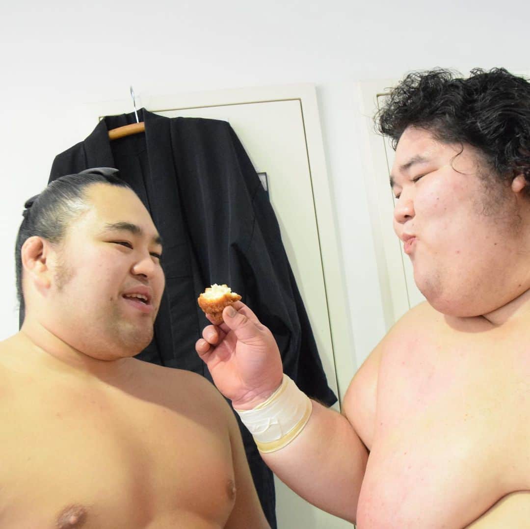 日本相撲協会さんのインスタグラム写真 - (日本相撲協会Instagram)「沖縄県うるま市の巡業。﻿ 那覇市出身の當眞に胸を出す、炎鵬。 ﻿ ﻿ サーターアンダギーを食べる、沖縄県出身の千代の勝と當眞。﻿ サーターアンダギーは実家でおばあちゃんが作ってくれる懐かしい味だそうです。﻿ ﻿ @sumokyokai #大相撲 #sumo #相撲  #冬巡業 #沖縄 #力士 #お相撲さん #japanlife #ilovejapan #sumowrestlers #japanculture #うるま市 #炎鵬」12月15日 15時46分 - sumokyokai