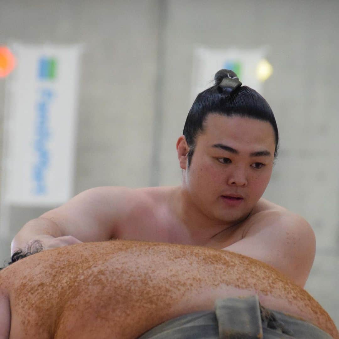 日本相撲協会さんのインスタグラム写真 - (日本相撲協会Instagram)「沖縄県うるま市の巡業。﻿ 那覇市出身の當眞に胸を出す、炎鵬。 ﻿ ﻿ サーターアンダギーを食べる、沖縄県出身の千代の勝と當眞。﻿ サーターアンダギーは実家でおばあちゃんが作ってくれる懐かしい味だそうです。﻿ ﻿ @sumokyokai #大相撲 #sumo #相撲  #冬巡業 #沖縄 #力士 #お相撲さん #japanlife #ilovejapan #sumowrestlers #japanculture #うるま市 #炎鵬」12月15日 15時46分 - sumokyokai