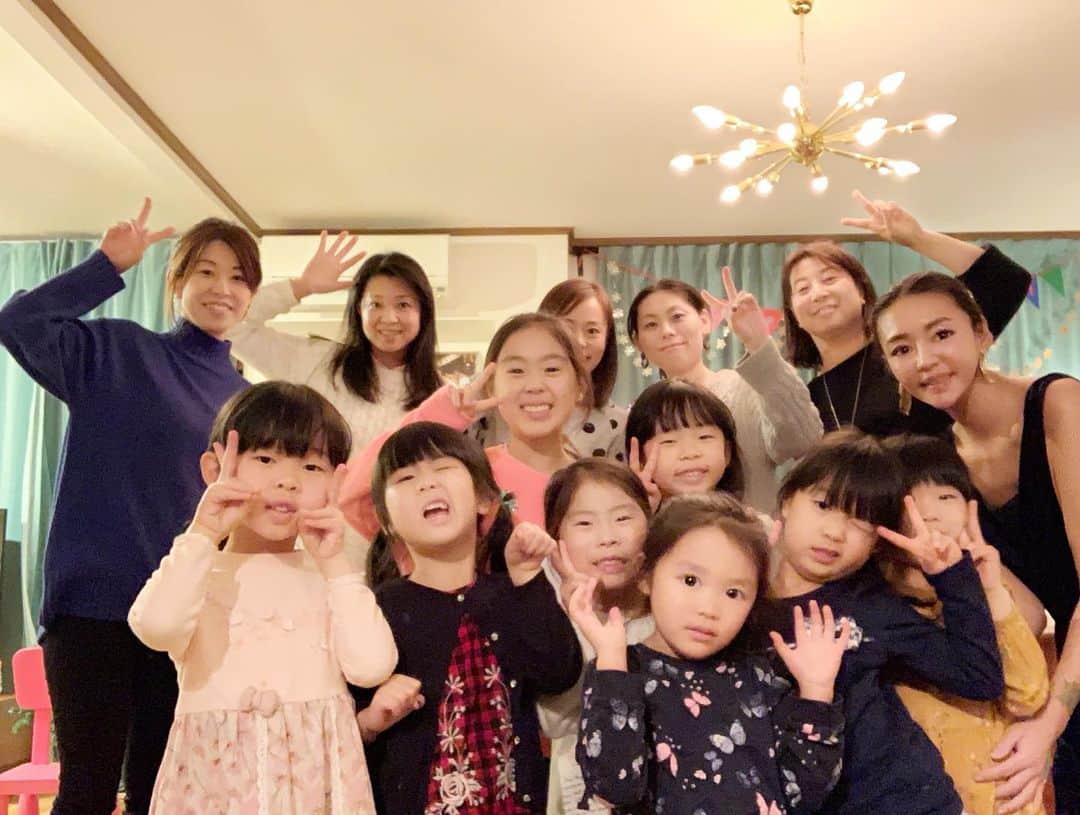 内藤陽子さんのインスタグラム写真 - (内藤陽子Instagram)「12月13日、ニコが5歳になりました🎂 5年間、無事にケガも大病も なく、健やかに、育ってくれています。 楽しい時も沢山あって、 上手くいかなくて互いに泣いちゃう時もあったけど、ここまで2人でなんとかやってこれました😭 支えてくれている、家族や保育園、周囲の人々のおかげです。 感謝の気持ちを忘れずに、 がんばります！ 次の目標は小学生👱‍♀️ #5歳 #みんな #お友達のお誕生日会 #初めてだって  #happybirthday #ニコ」12月15日 15時47分 - dadaflora