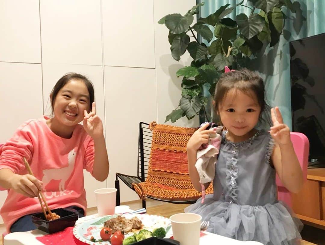 内藤陽子さんのインスタグラム写真 - (内藤陽子Instagram)「12月13日、ニコが5歳になりました🎂 5年間、無事にケガも大病も なく、健やかに、育ってくれています。 楽しい時も沢山あって、 上手くいかなくて互いに泣いちゃう時もあったけど、ここまで2人でなんとかやってこれました😭 支えてくれている、家族や保育園、周囲の人々のおかげです。 感謝の気持ちを忘れずに、 がんばります！ 次の目標は小学生👱‍♀️ #5歳 #みんな #お友達のお誕生日会 #初めてだって  #happybirthday #ニコ」12月15日 15時47分 - dadaflora