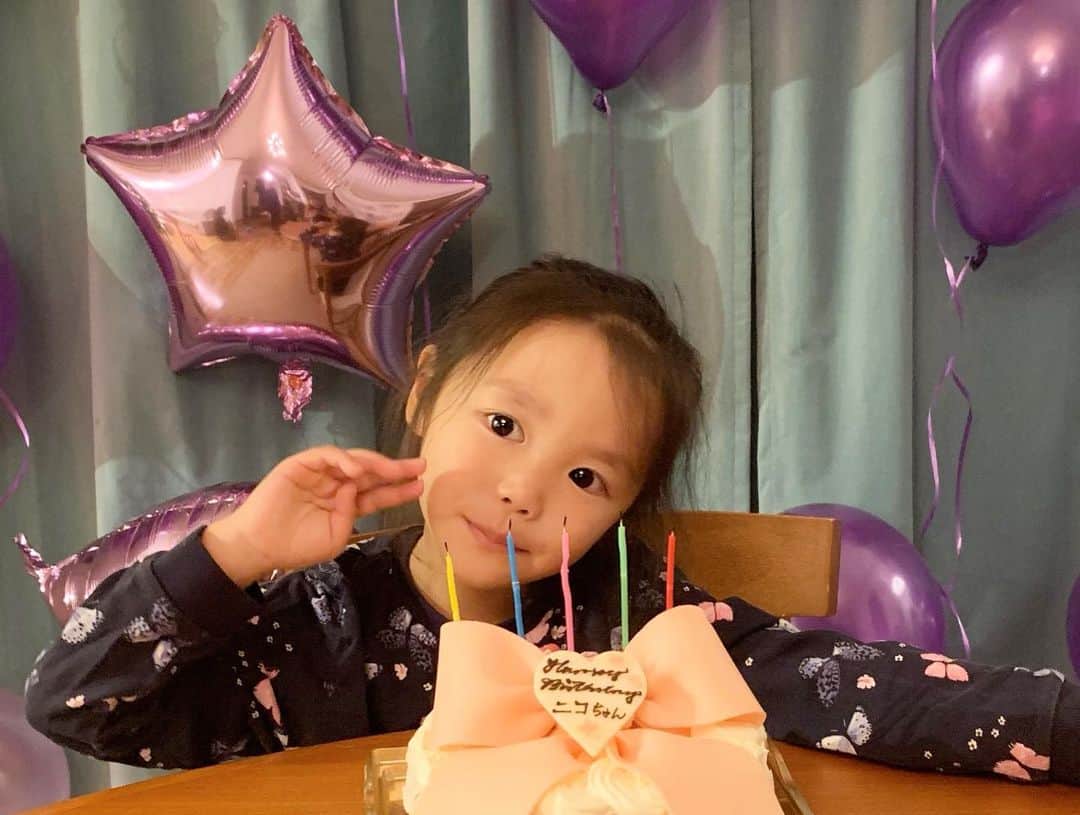 内藤陽子さんのインスタグラム写真 - (内藤陽子Instagram)「12月13日、ニコが5歳になりました🎂 5年間、無事にケガも大病も なく、健やかに、育ってくれています。 楽しい時も沢山あって、 上手くいかなくて互いに泣いちゃう時もあったけど、ここまで2人でなんとかやってこれました😭 支えてくれている、家族や保育園、周囲の人々のおかげです。 感謝の気持ちを忘れずに、 がんばります！ 次の目標は小学生👱‍♀️ #5歳 #みんな #お友達のお誕生日会 #初めてだって  #happybirthday #ニコ」12月15日 15時47分 - dadaflora
