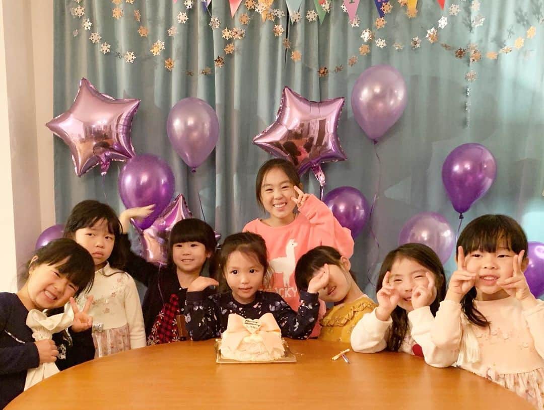内藤陽子さんのインスタグラム写真 - (内藤陽子Instagram)「12月13日、ニコが5歳になりました🎂 5年間、無事にケガも大病も なく、健やかに、育ってくれています。 楽しい時も沢山あって、 上手くいかなくて互いに泣いちゃう時もあったけど、ここまで2人でなんとかやってこれました😭 支えてくれている、家族や保育園、周囲の人々のおかげです。 感謝の気持ちを忘れずに、 がんばります！ 次の目標は小学生👱‍♀️ #5歳 #みんな #お友達のお誕生日会 #初めてだって  #happybirthday #ニコ」12月15日 15時47分 - dadaflora