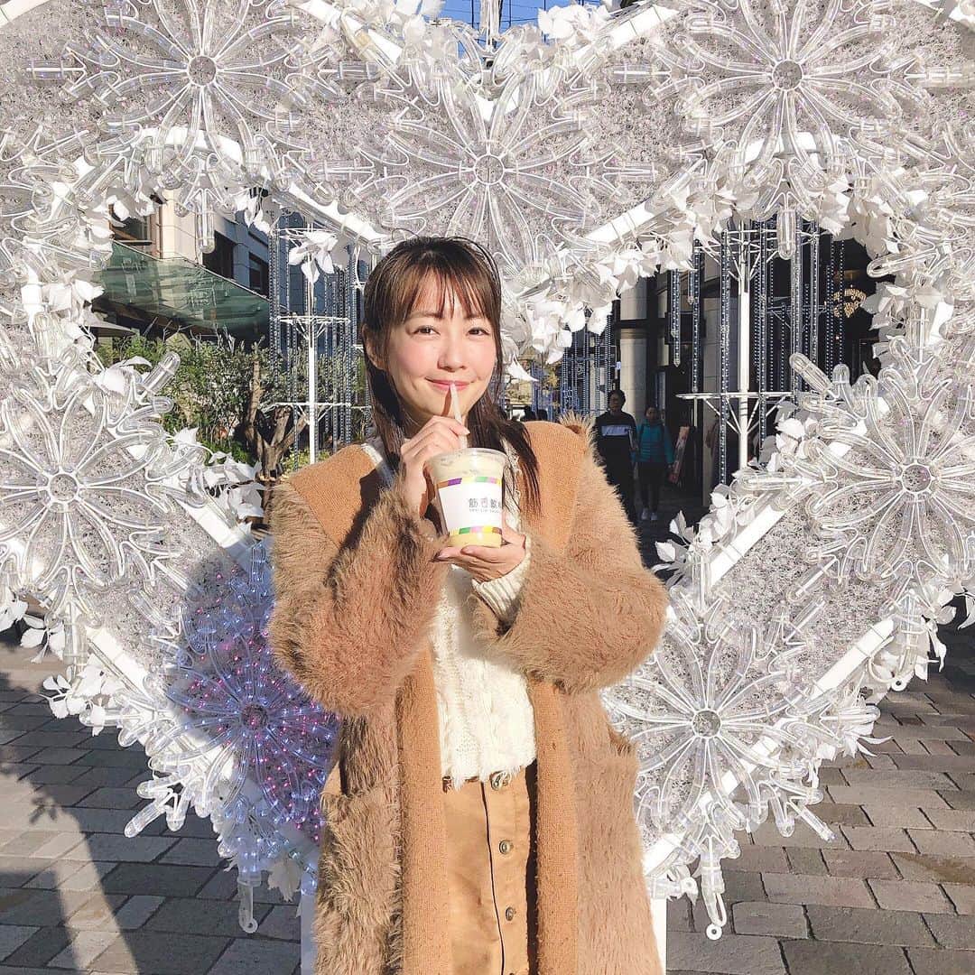 うえむらちかさんのインスタグラム写真 - (うえむらちかInstagram)「赤坂で見つけた﻿ ﻿ 📍筋肉飲料 @kinniku_inryou﻿ ﻿ 12月2日にオープンばかりのプロテインスムージー専門店なんですが、プロテインにハマり中のえりちゃんと一緒に飲みに行きました✨﻿ ﻿ 私が注文したのは…﻿ ﻿ 🌺トロピカル・モンスター﻿ ﻿ [材料] パイナップル, オレンジ, ココナッツミルク, チアシード, プロテイン﻿ [栄養] 427kcal, たんぱく質 16.8g, 脂質 33.1g, 炭水化物 23.8g﻿ ﻿ ココナッツミルクはミネラルやカリウム、ビタミンC、身体に脂肪として蓄積されにくい中鎖脂肪酸も豊富に含んでおり、むくみの予防や抗酸化作用も高く、アンチエイジング効果にも期待できます🙆‍♀️﻿ ﻿ ﻿ プロテインって飲みにくいイメージだったんですが、本当にプロテイン入ってますか？と思うくらい飲みやすくて美味しいスムージーでした❣️﻿ ﻿ やっぱりトレーニングにはご褒美もないと﻿ 続けられないですからねっ😉✨﻿ ﻿ ﻿ #プロテインスムージー #赤坂カフェ #筋肉飲料 #スムージー #プロテイン#pr #smoothie #コラボベース #トロピカルモンスター﻿ ﻿ 🏠港区赤坂3−13−17﻿ ⏰毎日10:30～18:30﻿ 📧kinnikuinryou@gmail.com﻿ 🖥https://kinniku-inryou.com」12月15日 15時55分 - uemurachika
