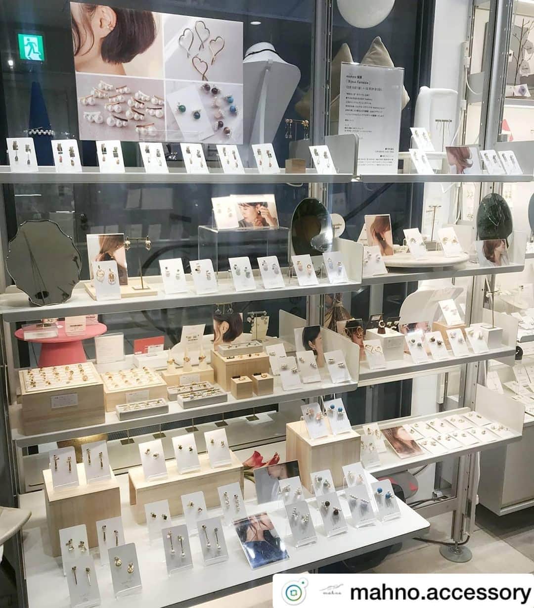 タピエスタイルさんのインスタグラム写真 - (タピエスタイルInstagram)「タピエスタイル東京丸の内店です。 12月13日(金) 〜 12月29日(日)で開催の mahno個展『Bijoux Fantaisie』スタートしています。 . 天然石を使ったピアス/イヤリングを「mahno」らしい女性の美しさを際立たせる繊細、上品なデザインで展開しております。 リングやイヤーカフも沢山の中からお選びいただけます！ . ▪️作家在廊日▪️ 12月19日(木) 15:00〜19:00 . mahno 『Bijoux Fantaisie』 会期：2019年12月13日(金) 〜 12月29日(日) 時間：平日・土曜11:00～21:00　日曜・祝日11:00〜20:00 場所：タピエスタイル東京丸の内店 . #タピエスタイル  #タピエスタイル東京丸の内店  #丸ビル#丸の内ビルディング #ハンドメイドアクセサリー #handmadeaccessory  #mahno #ビジューアクセサリー #天然石 #イヤーカフ #リング」12月15日 15時56分 - tapiestyle